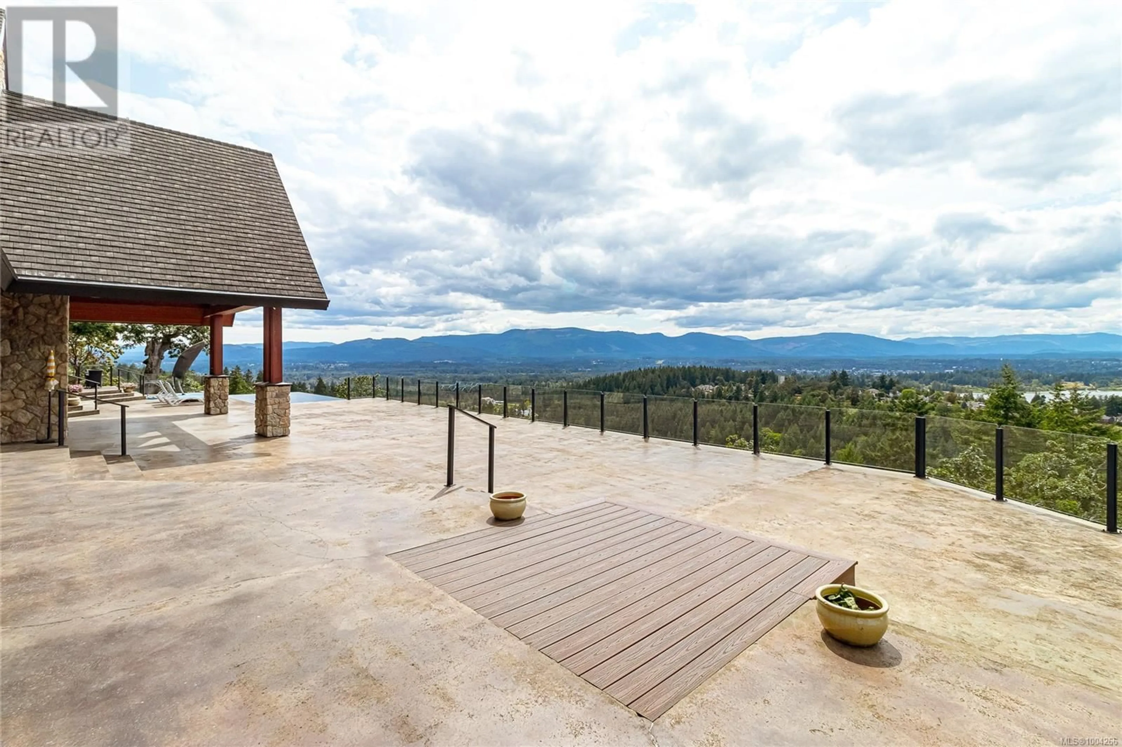 Patio, mountain view for 1 - 6222 LOWER CHIPPEWA ROAD, Duncan British Columbia V9L5P8