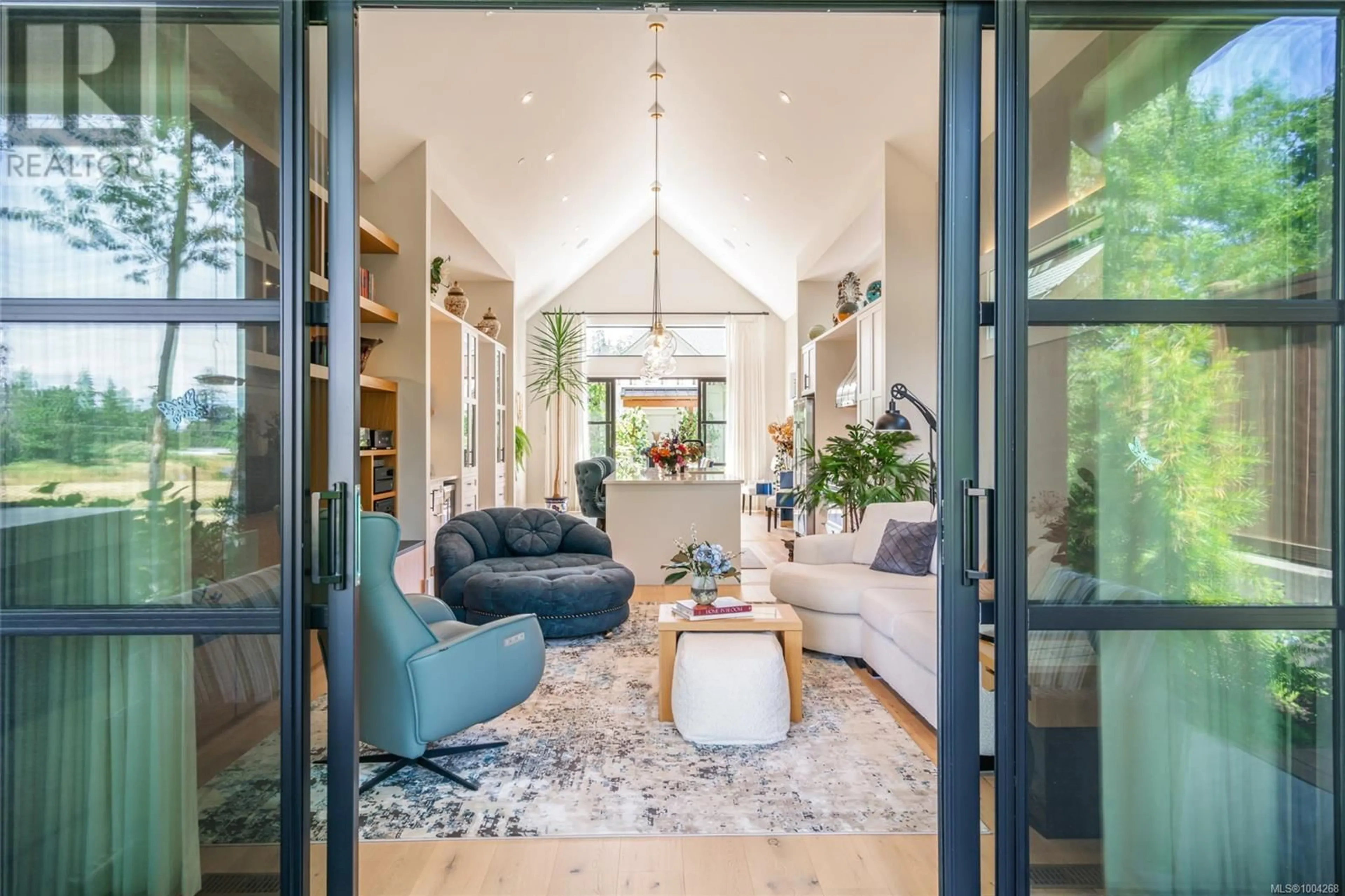 Indoor entryway for 863 CLAYMORE CRESCENT, Qualicum Beach British Columbia V9K0A9