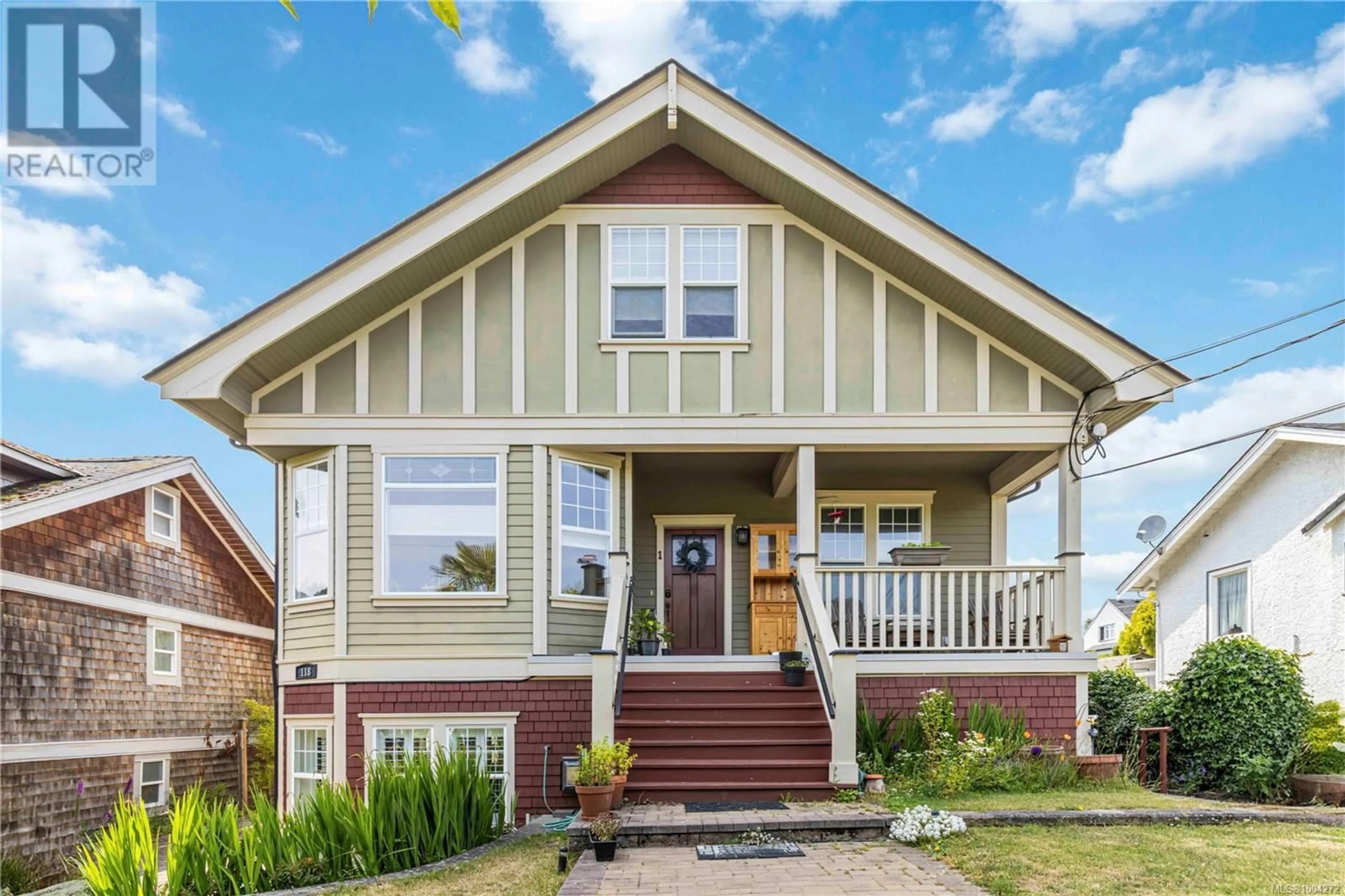 Home with vinyl exterior material, street for 3 - 118 ROBERTSON STREET, Victoria British Columbia V8S3X1