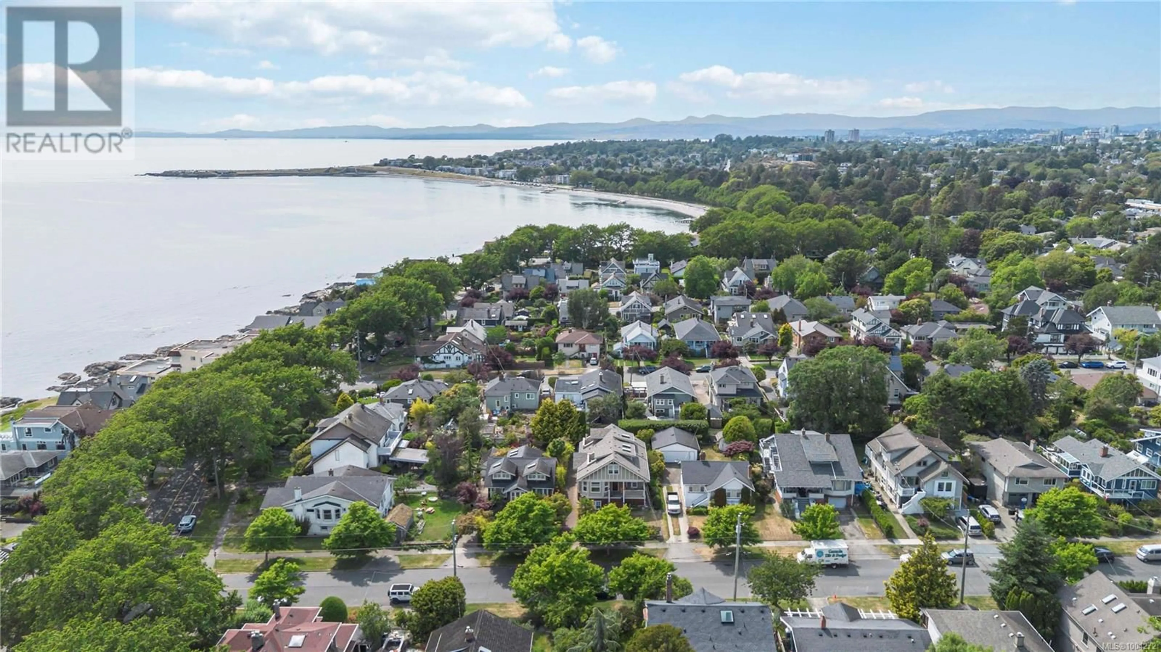 A pic from outside/outdoor area/front of a property/back of a property/a pic from drone, water/lake/river/ocean view for 3 - 118 ROBERTSON STREET, Victoria British Columbia V8S3X1