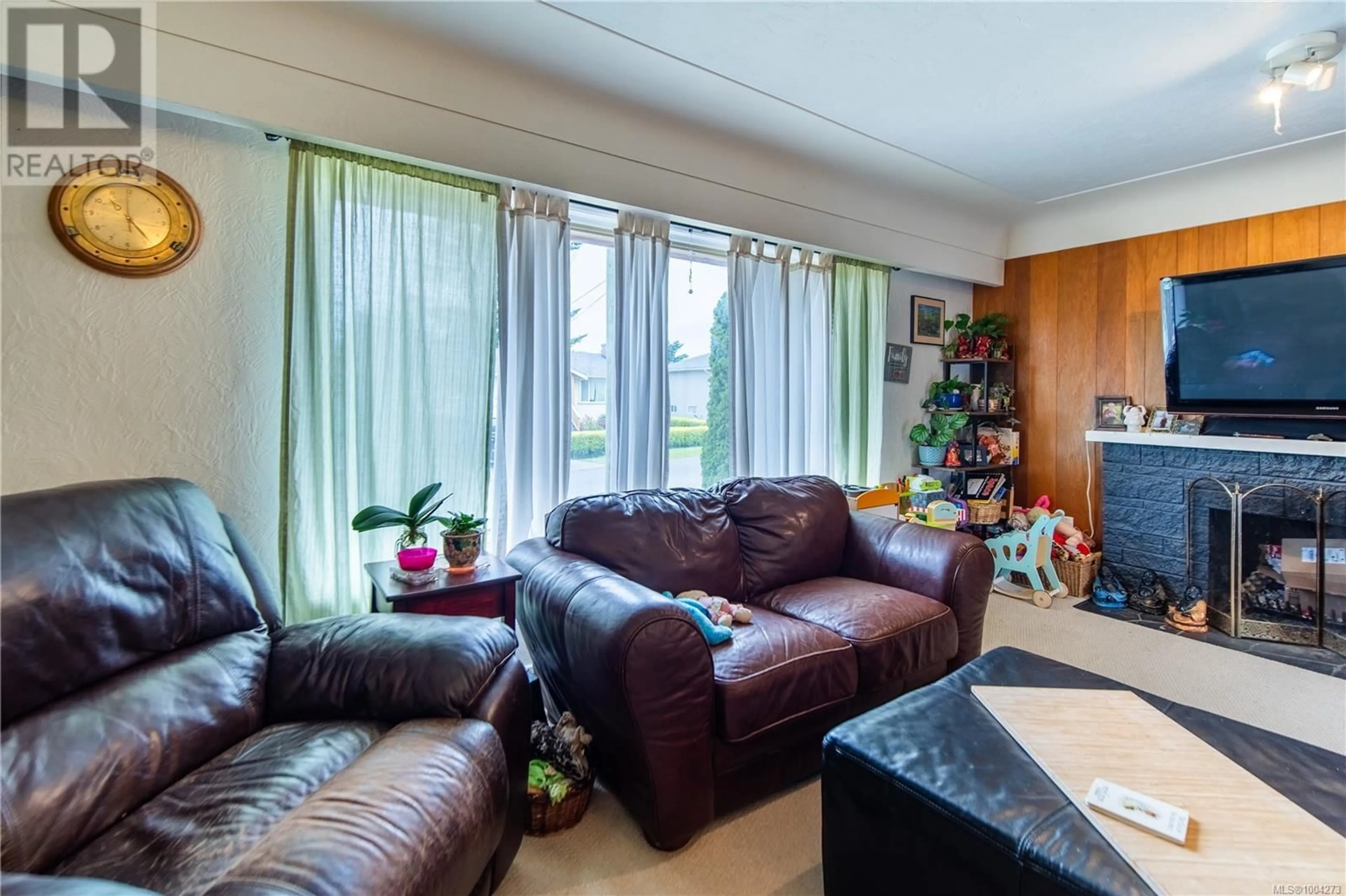 Living room with furniture, unknown for 1251 GARKIL ROAD, Saanich British Columbia V8P2L2
