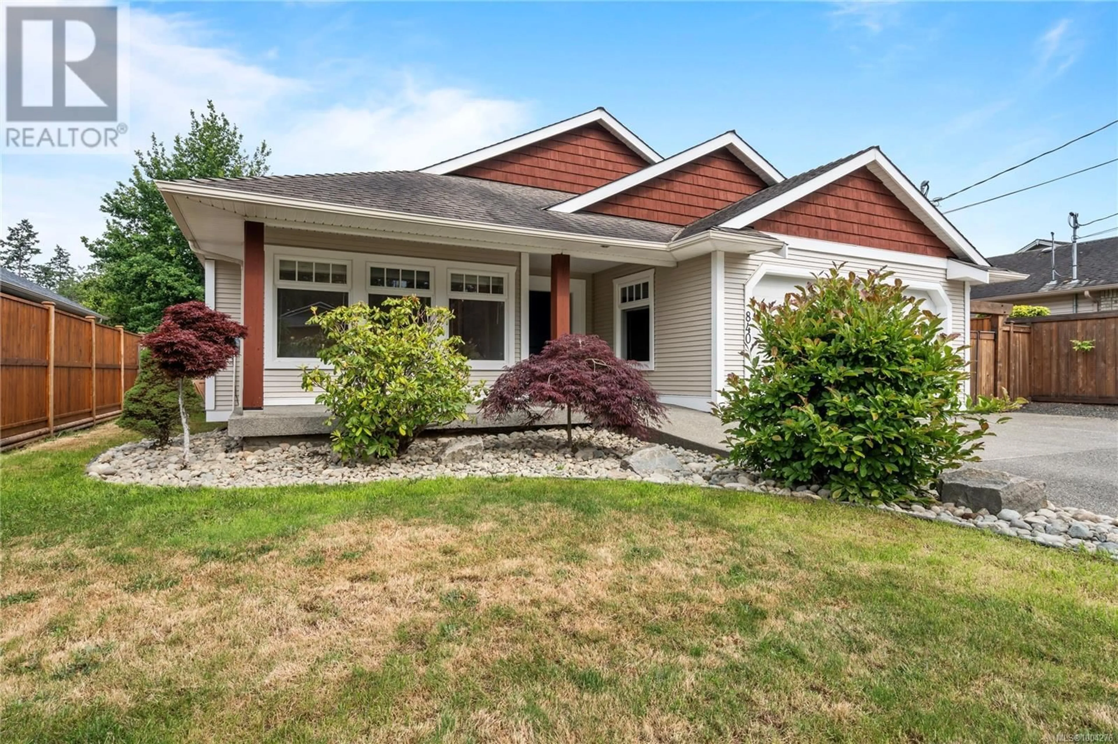 Home with vinyl exterior material, street for 840 MULHOLLAND DRIVE, Parksville British Columbia V9P1Z5