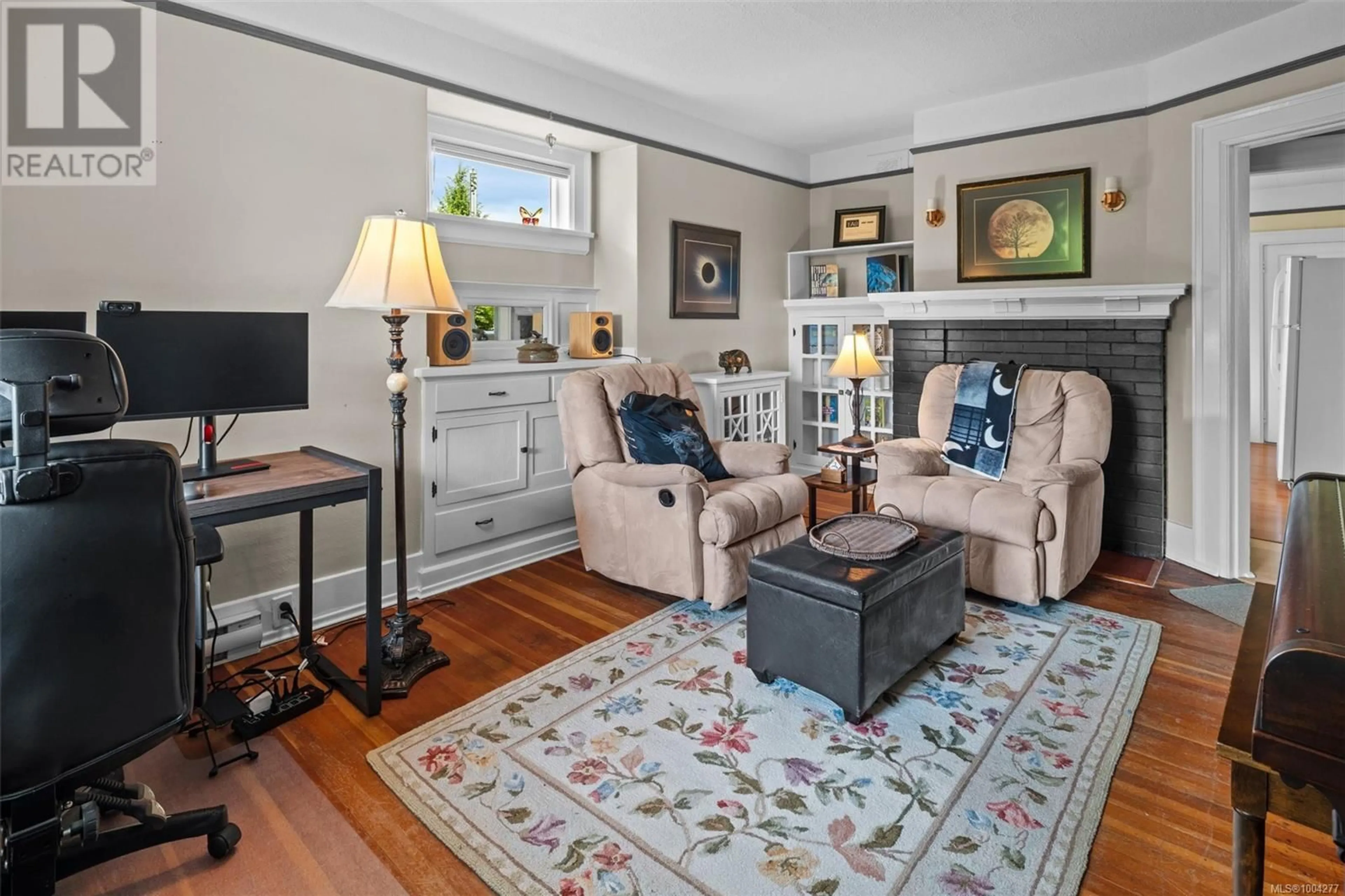 Living room with furniture, unknown for 1484 EDGEWARE ROAD, Victoria British Columbia V8T2J5