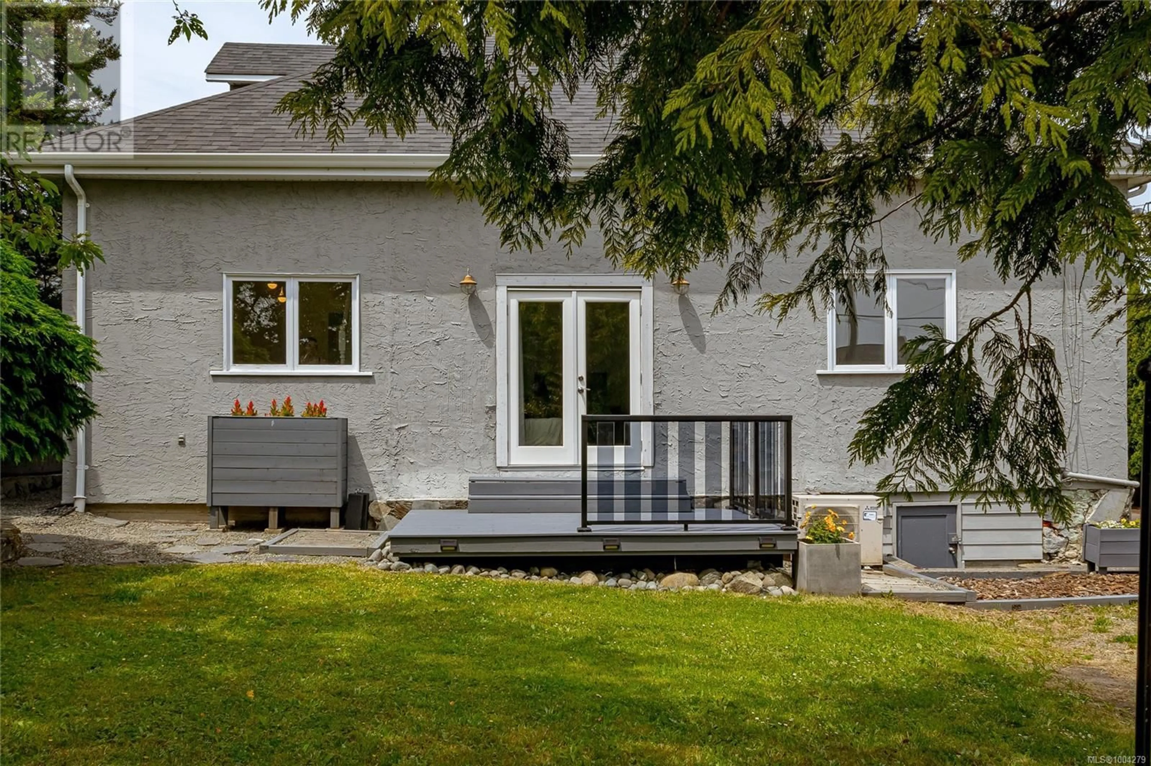 Patio, street for 3184 MILLGROVE STREET, Saanich British Columbia V9A1X6