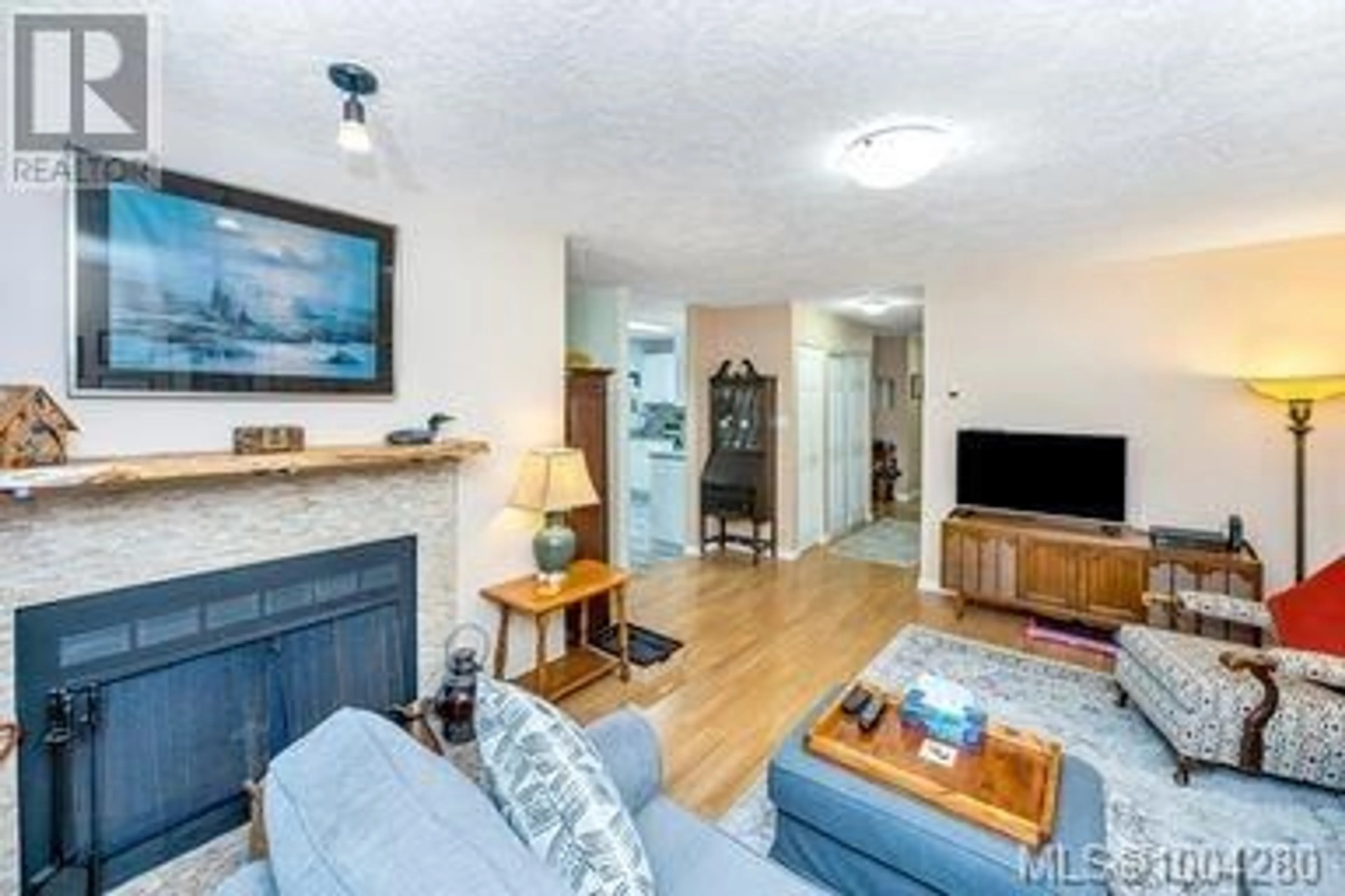 Living room with furniture, unknown for 203 - 940 INVERNESS ROAD, Saanich British Columbia V8X2R9