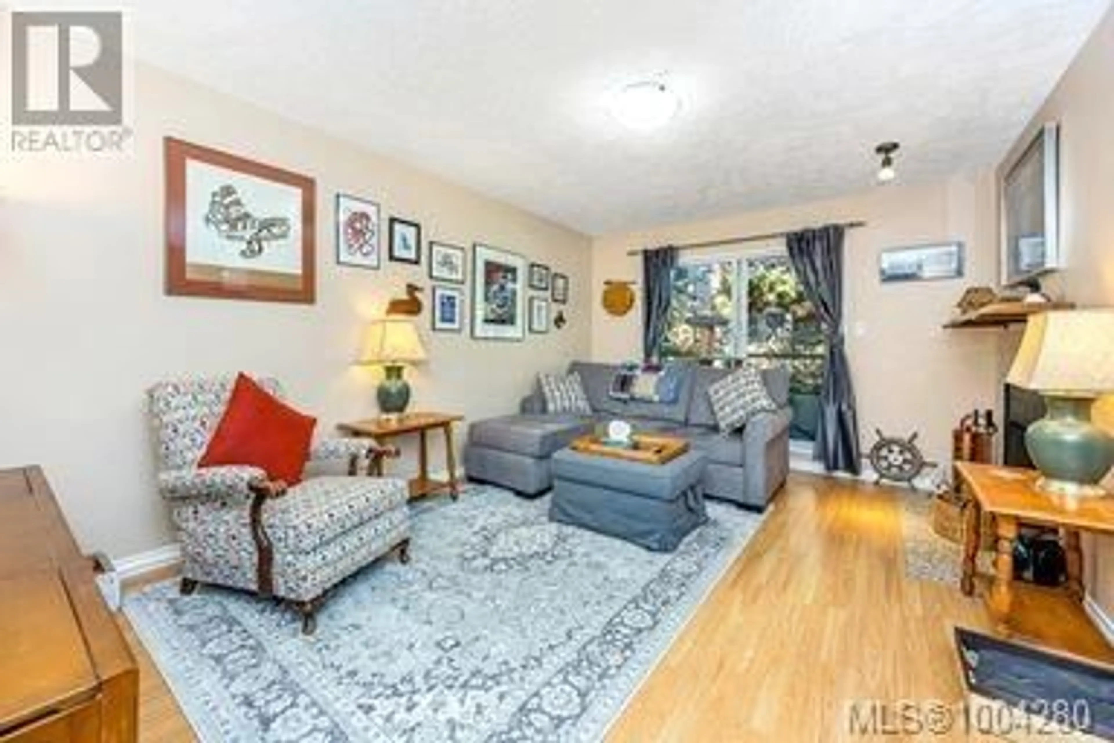 Living room with furniture, unknown for 203 - 940 INVERNESS ROAD, Saanich British Columbia V8X2R9