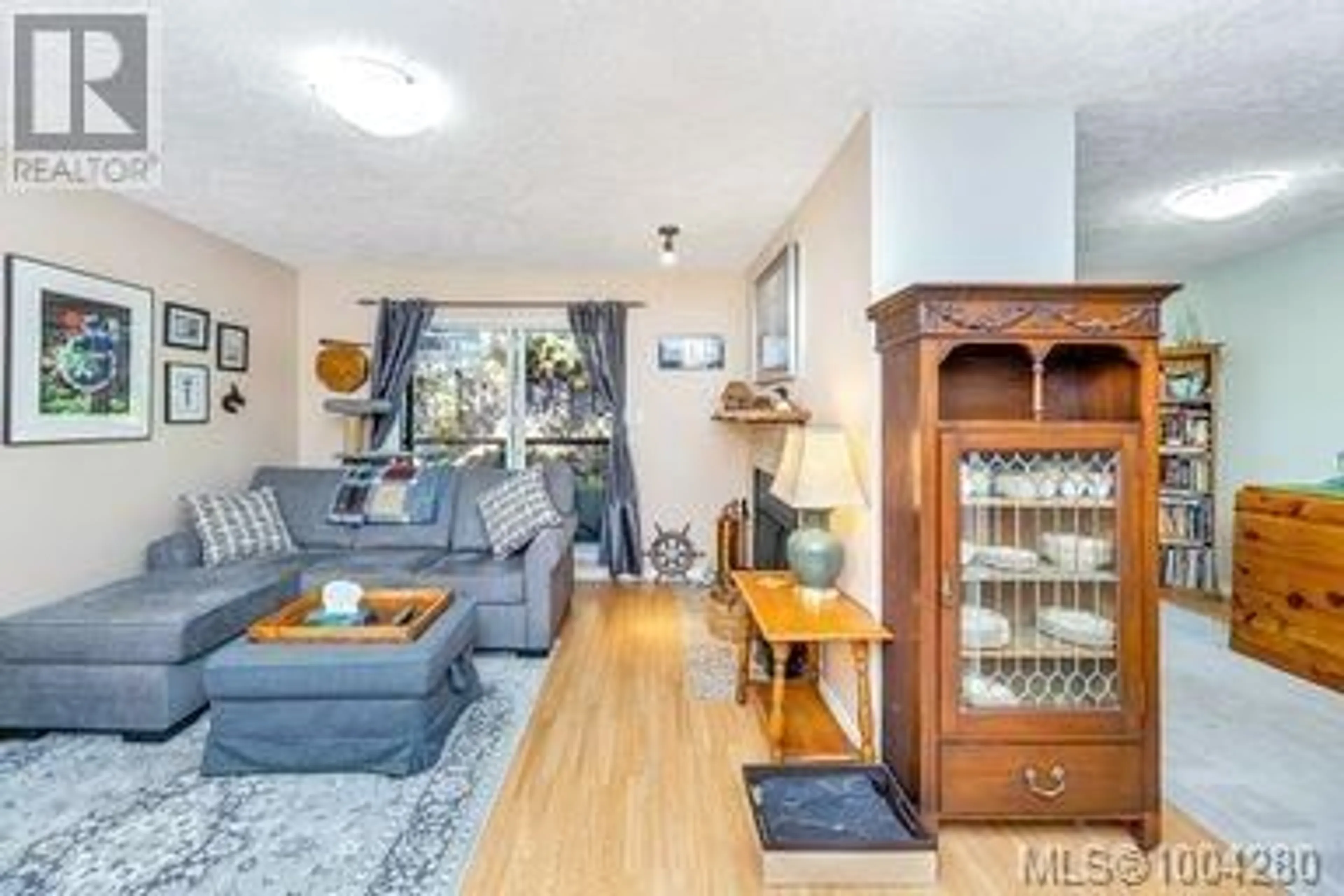 Living room with furniture, wood/laminate floor for 203 - 940 INVERNESS ROAD, Saanich British Columbia V8X2R9