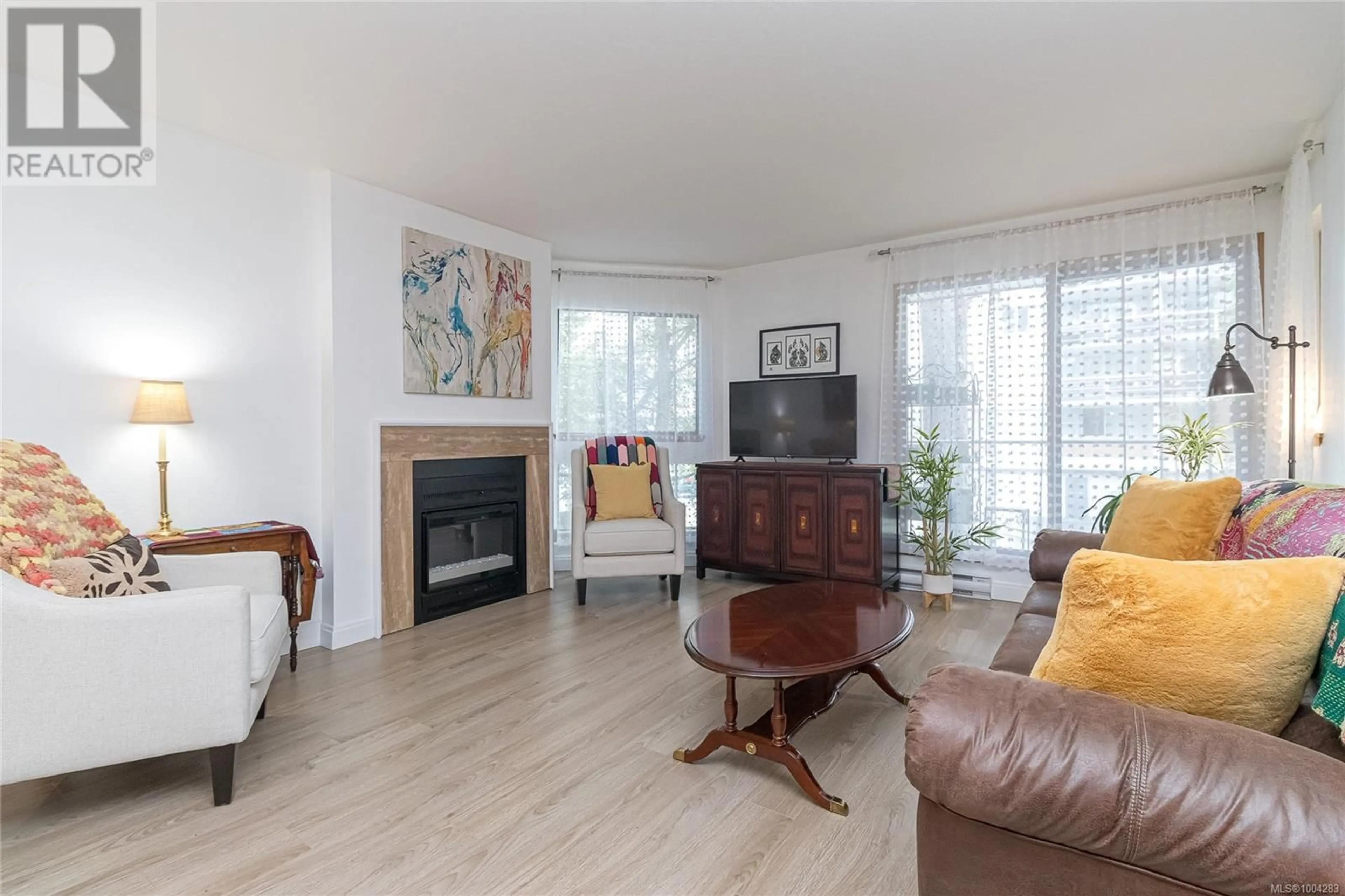 Living room with furniture, wood/laminate floor for 303 - 406 SIMCOE STREET, Victoria British Columbia V8V1L1