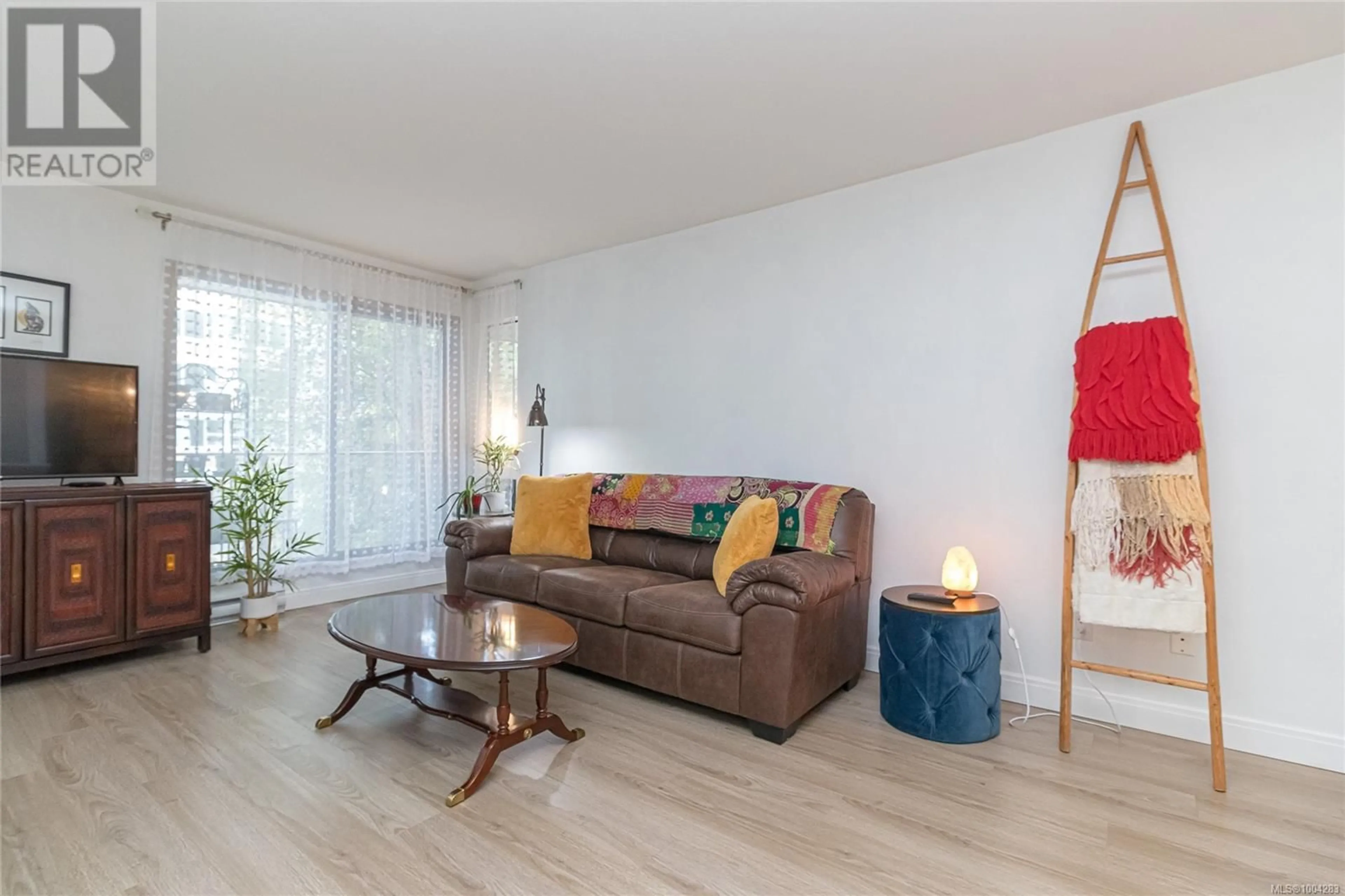 Living room with furniture, wood/laminate floor for 303 - 406 SIMCOE STREET, Victoria British Columbia V8V1L1