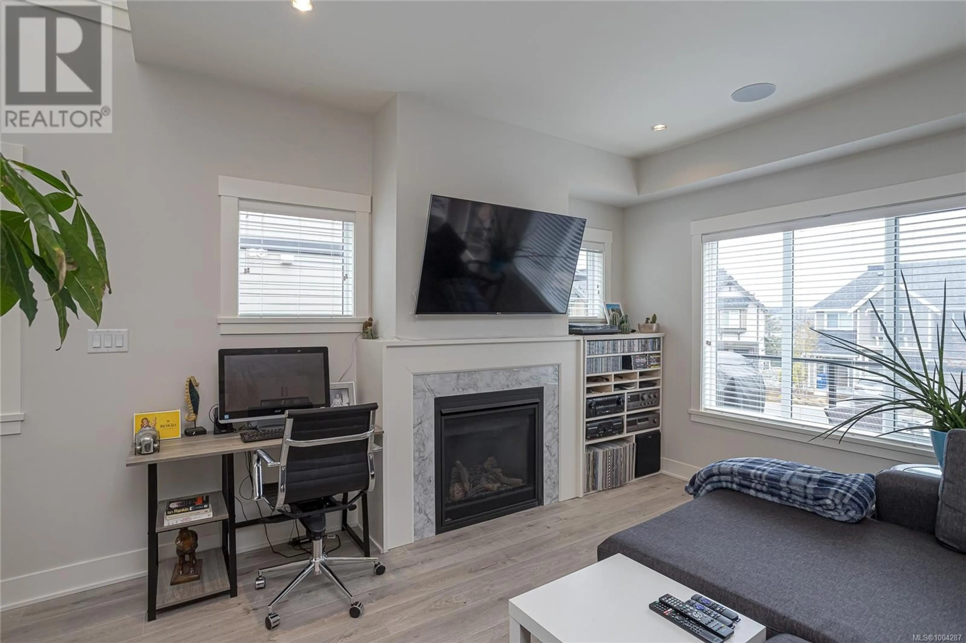 Living room with furniture, wood/laminate floor for 1212 MOONSTONE LOOP, Langford British Columbia V9B0Y6