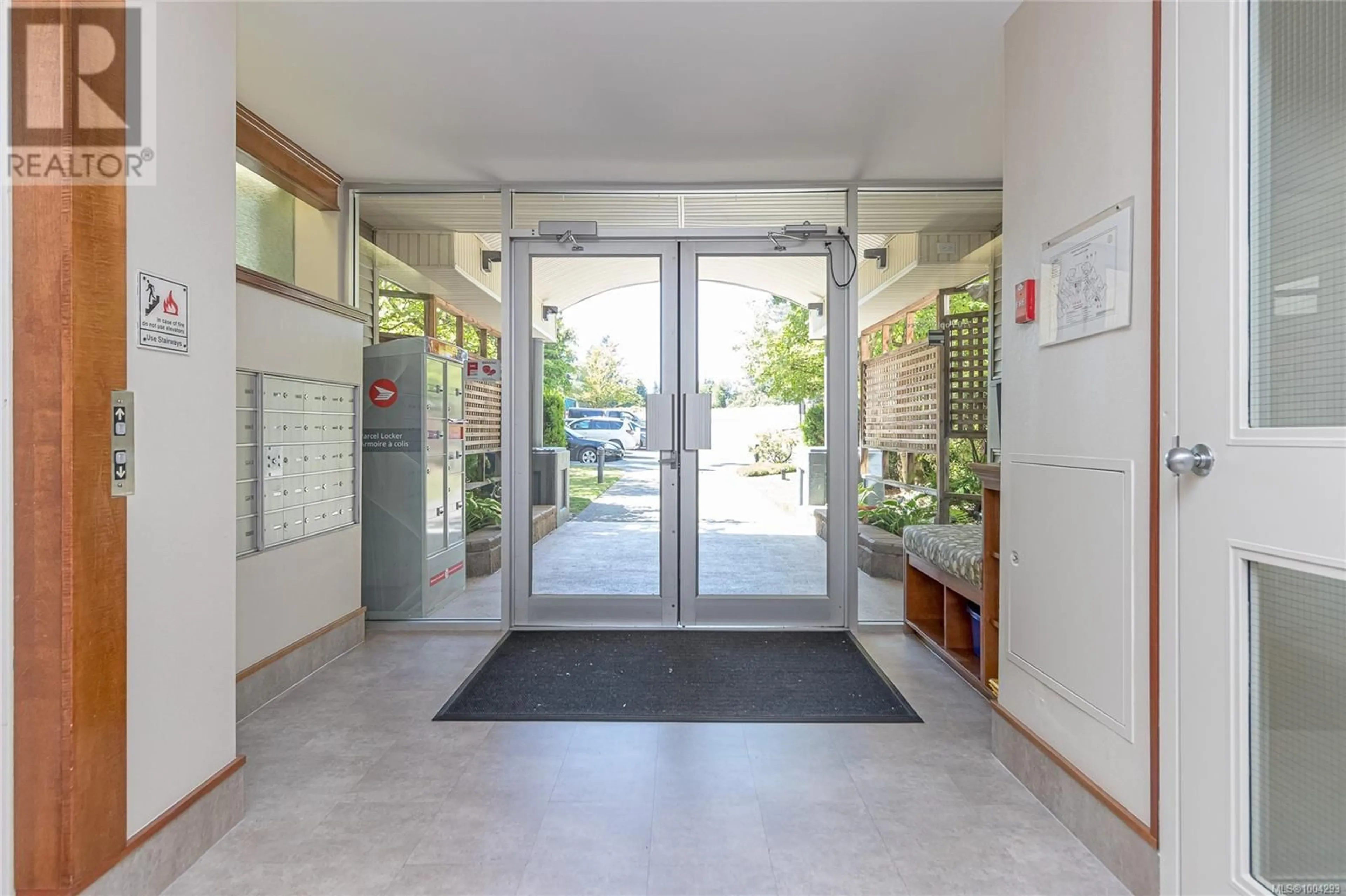 Indoor foyer for 406 - 770 POPLAR STREET, Nanaimo British Columbia V9S2H6
