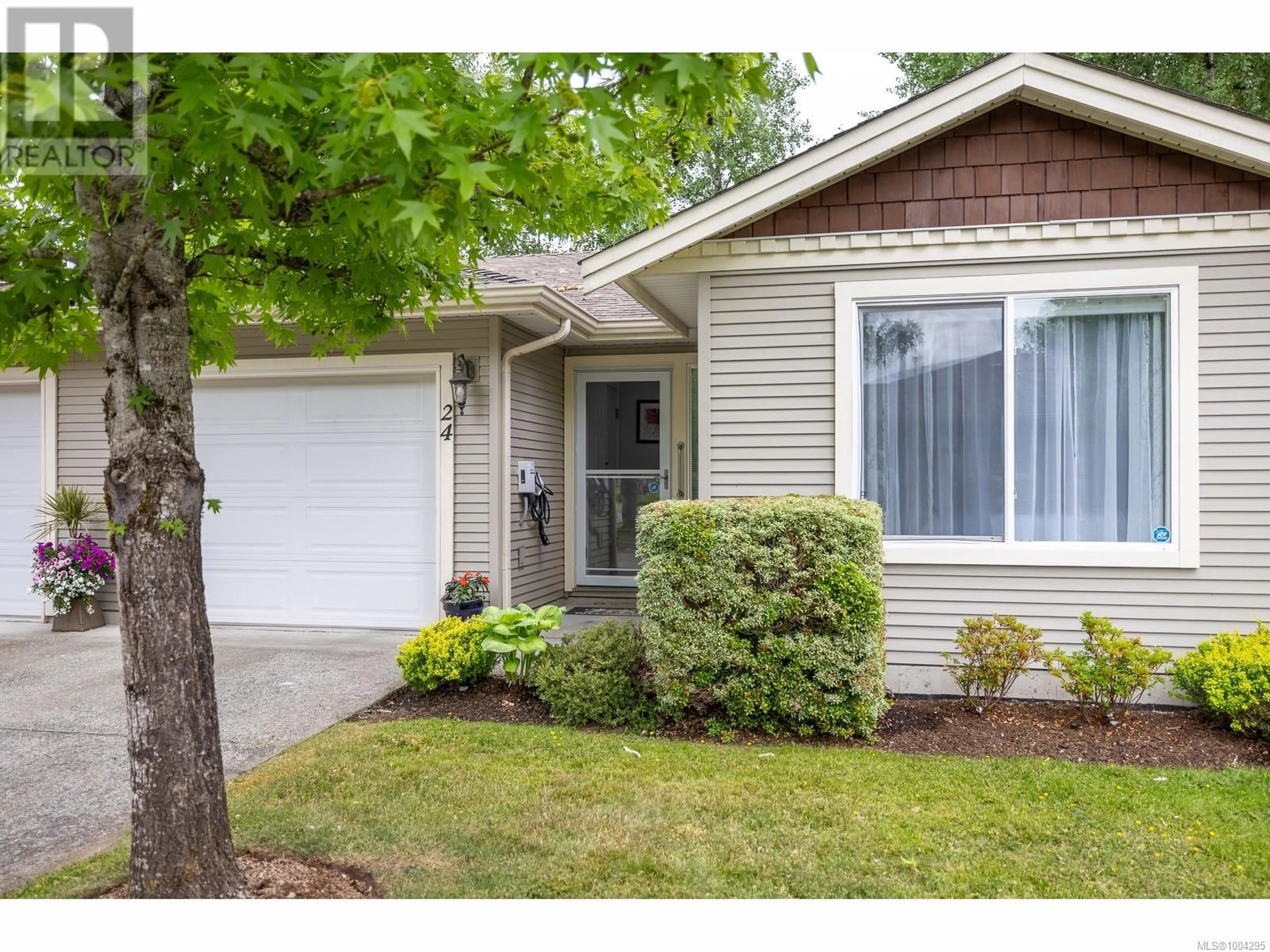 Home with vinyl exterior material, street for 24 - 1050 8TH STREET, Courtenay British Columbia V9N4A5