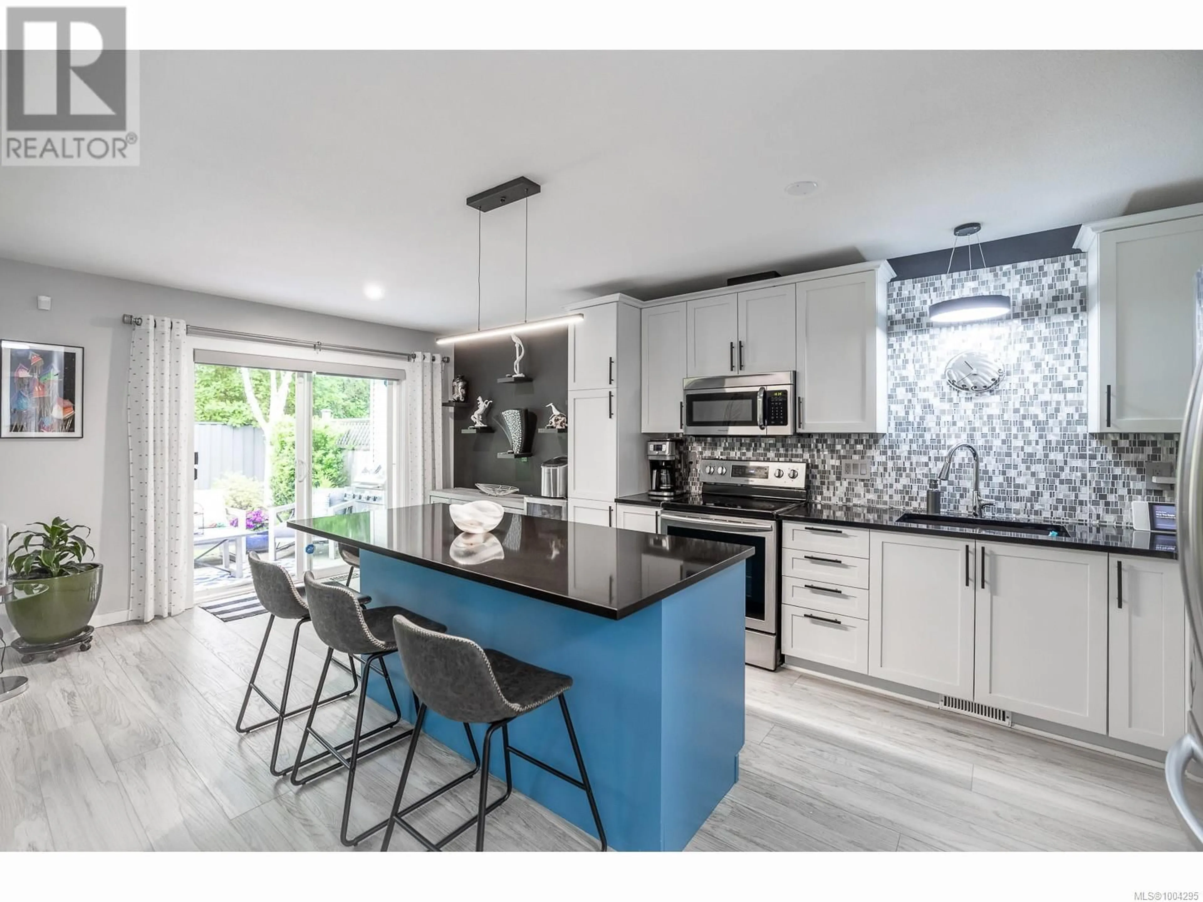 Open concept kitchen, ceramic/tile floor for 24 - 1050 8TH STREET, Courtenay British Columbia V9N4A5