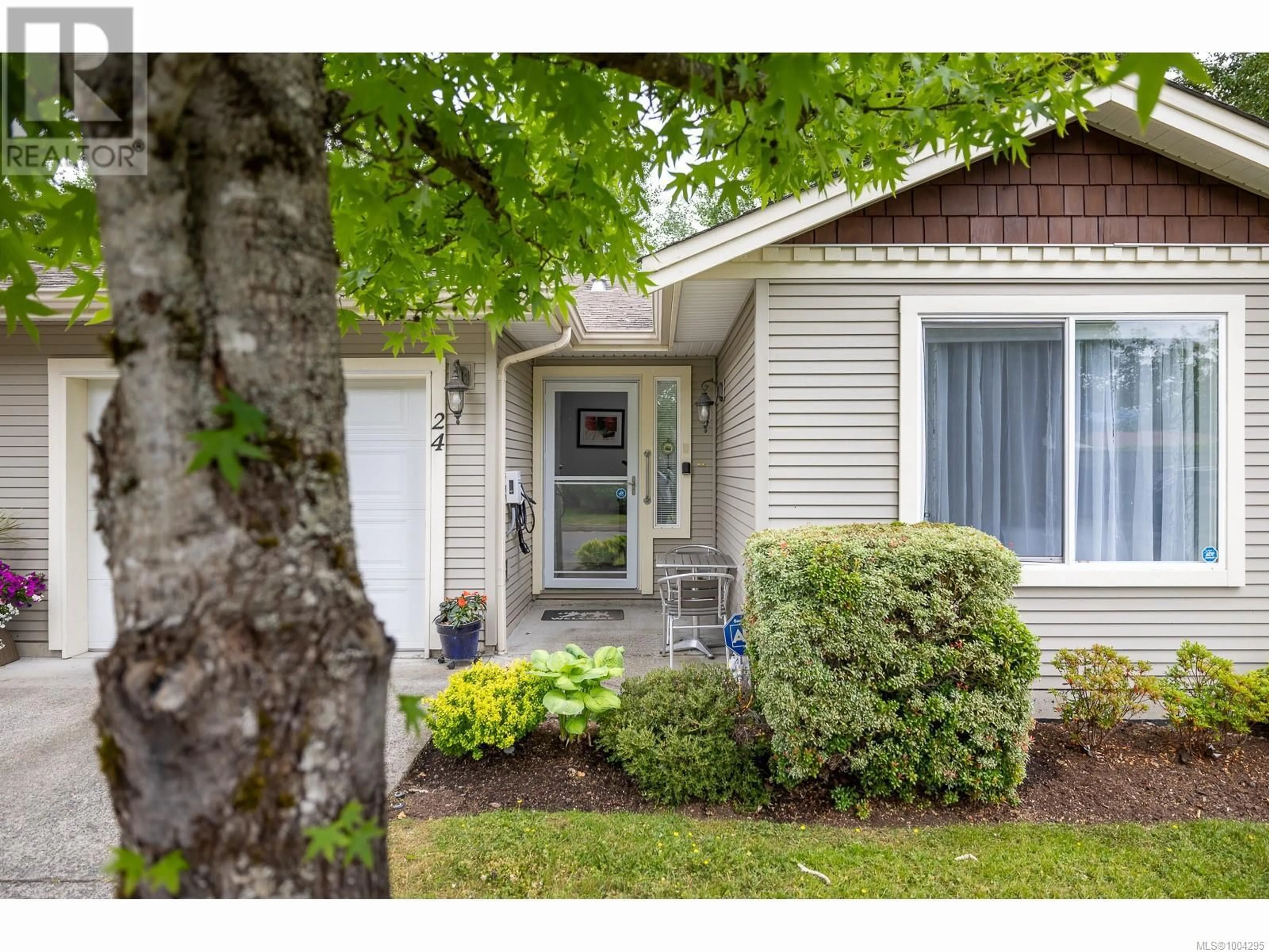 Home with vinyl exterior material, street for 24 - 1050 8TH STREET, Courtenay British Columbia V9N4A5