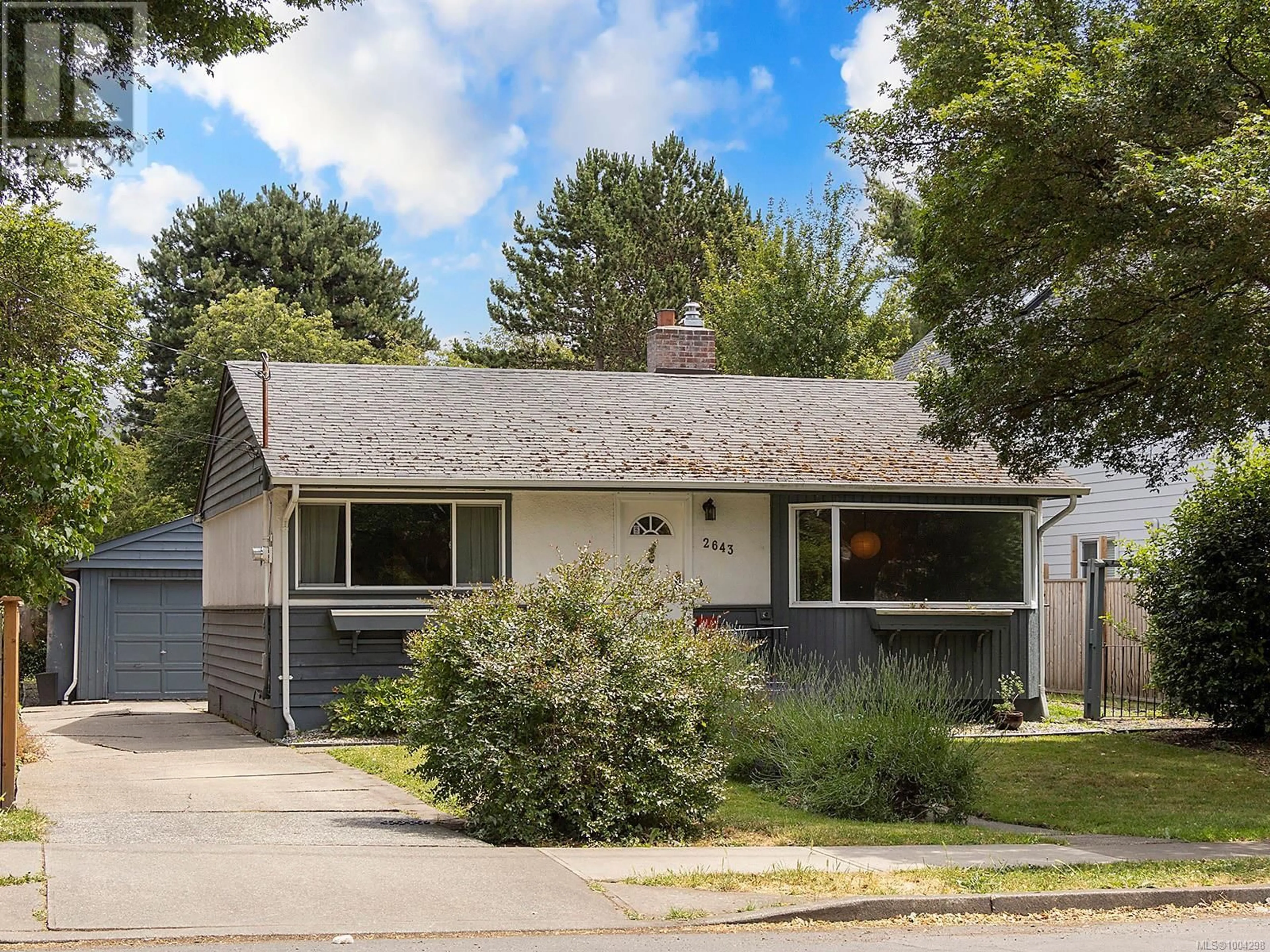 Home with vinyl exterior material, street for 2643 VICTOR STREET, Victoria British Columbia V8R4E3