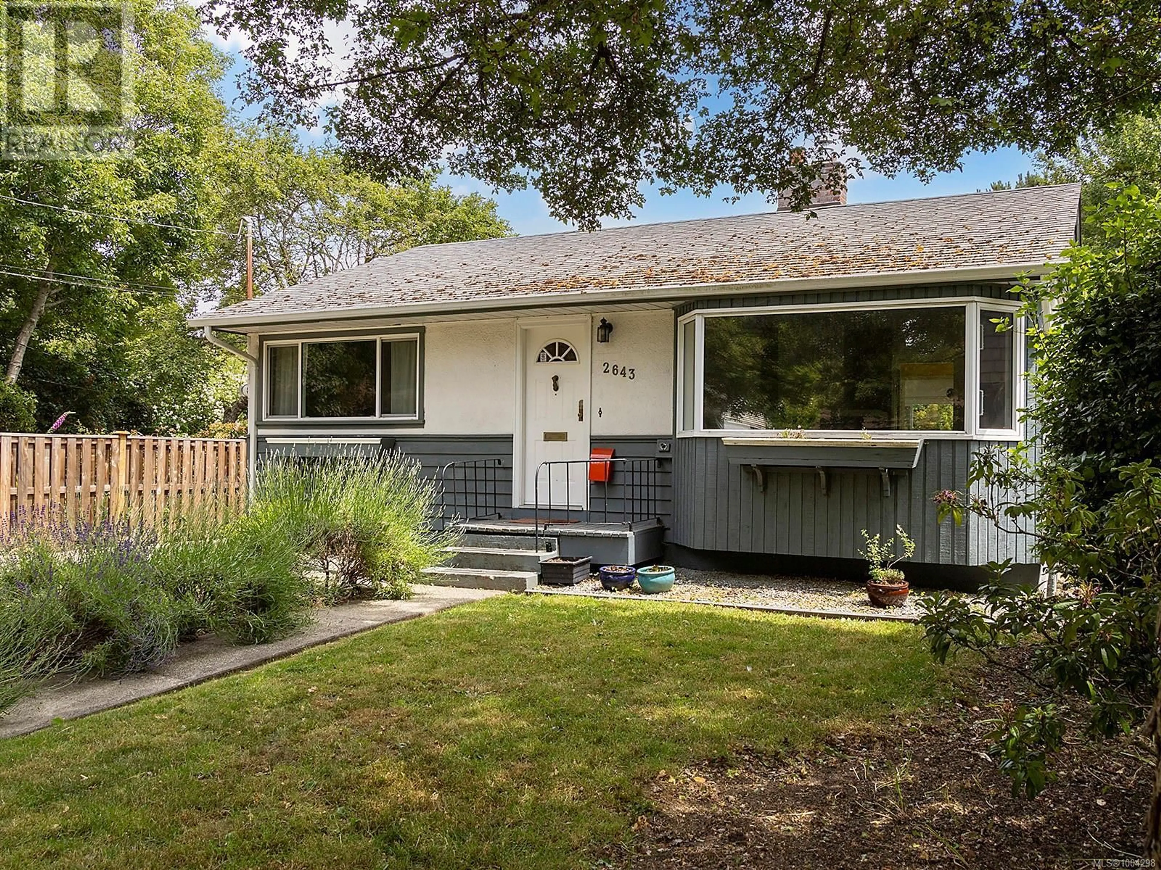 Home with vinyl exterior material, street for 2643 VICTOR STREET, Victoria British Columbia V8R4E3