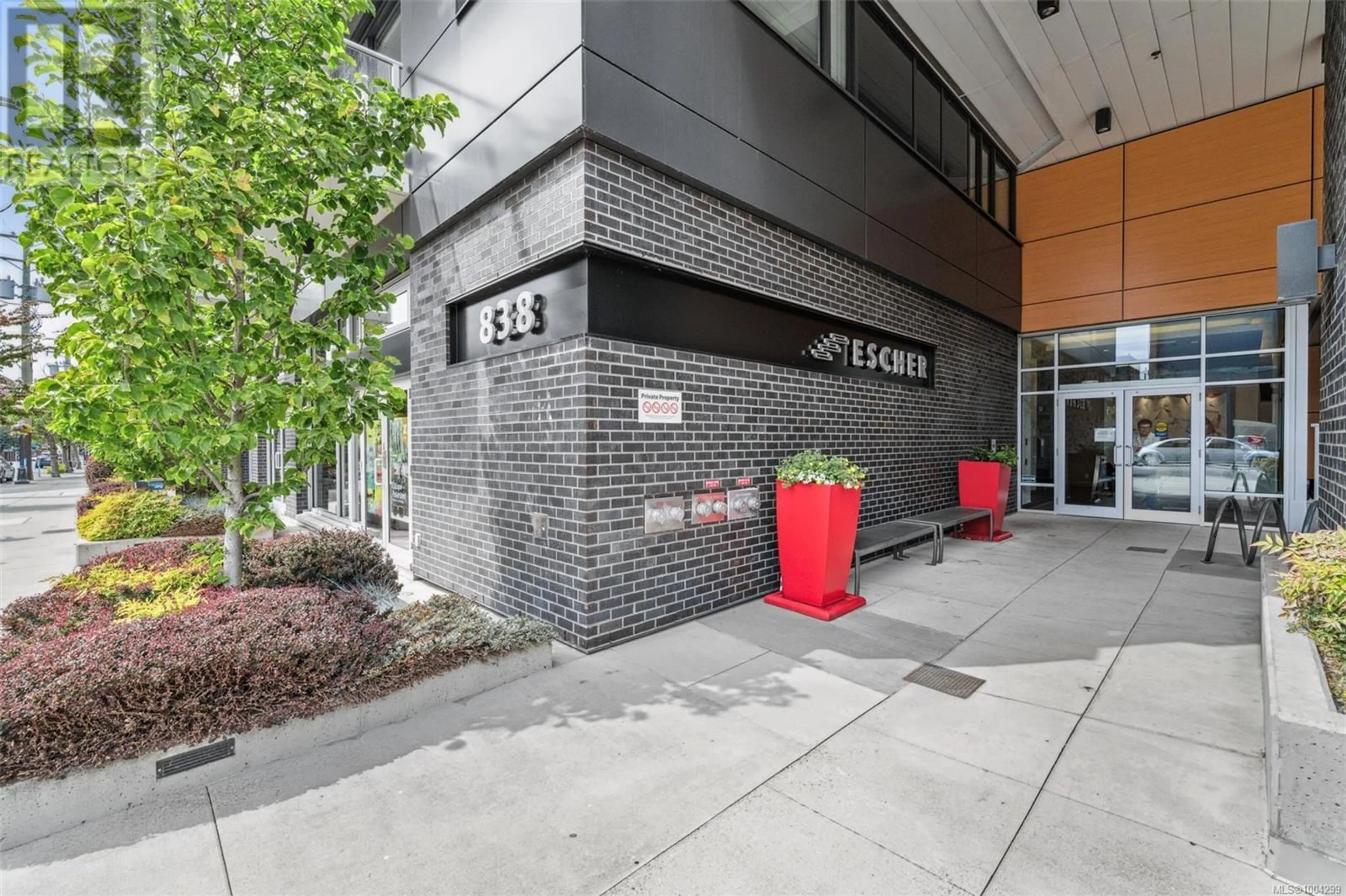 Indoor foyer for 409 - 838 BROUGHTON STREET, Victoria British Columbia V8W1E4