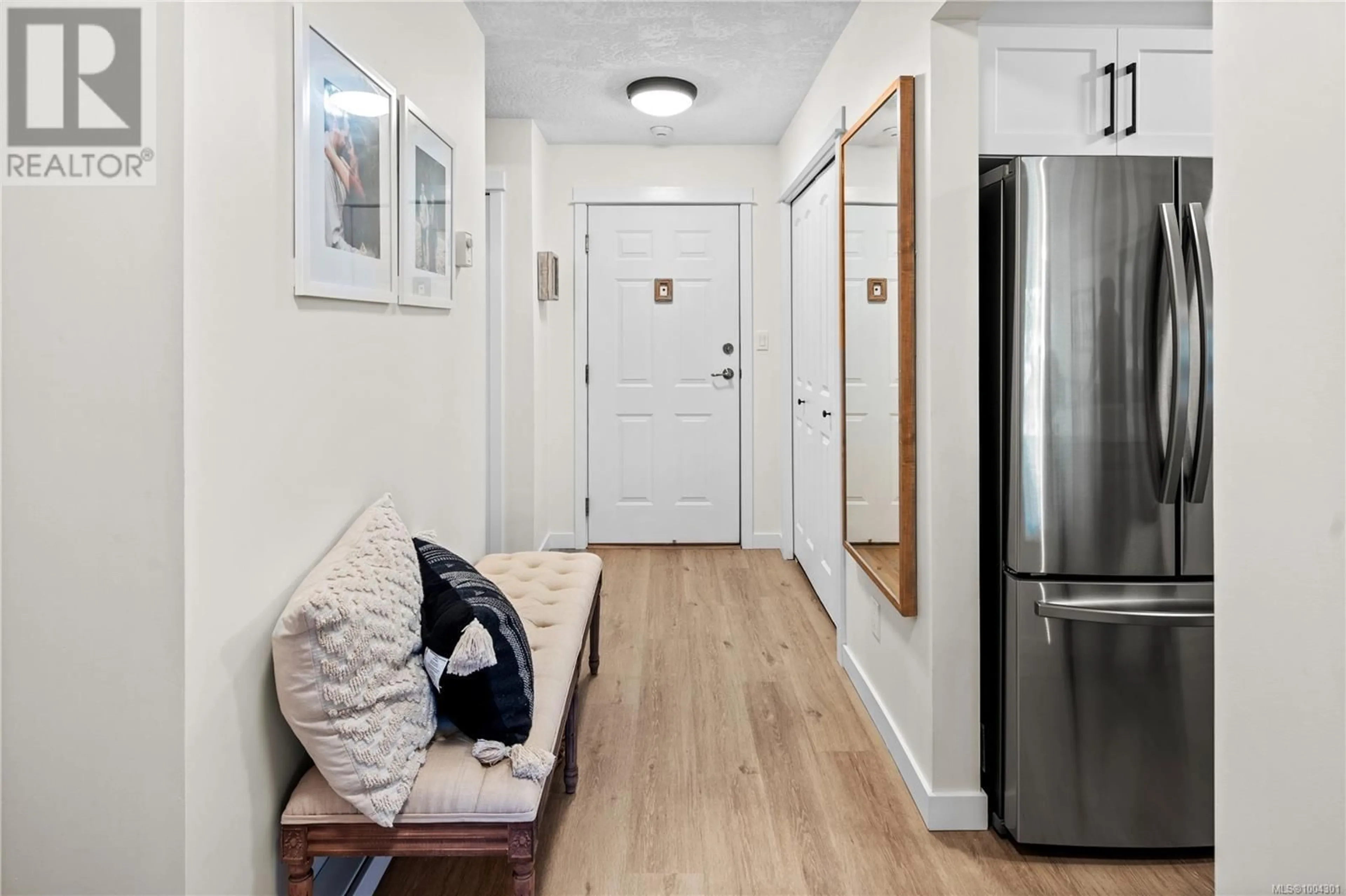 Indoor entryway for 220 - 2245 JAMES WHITE BOULEVARD, Sidney British Columbia V8L1Z5