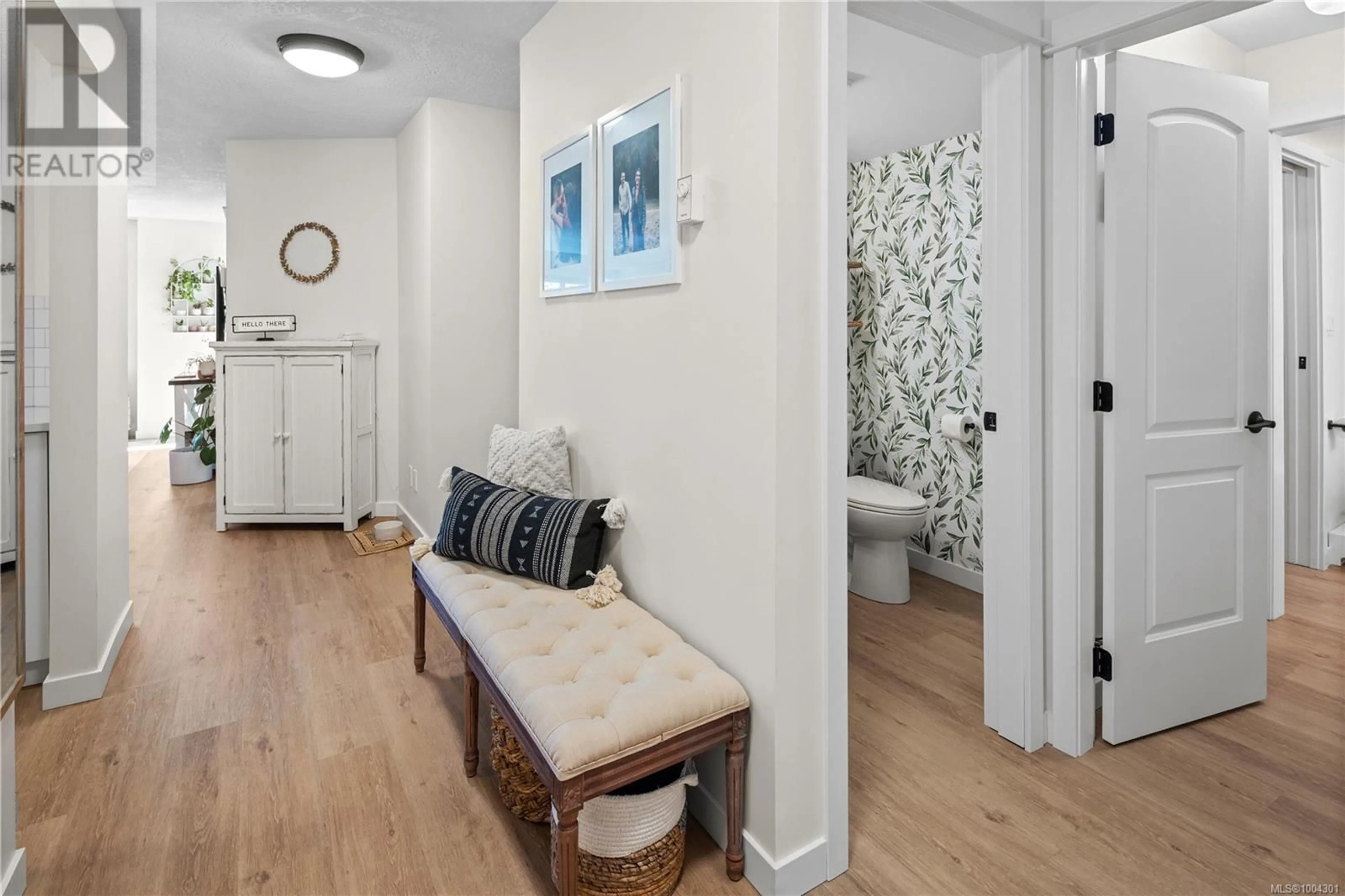 Indoor entryway for 220 - 2245 JAMES WHITE BOULEVARD, Sidney British Columbia V8L1Z5