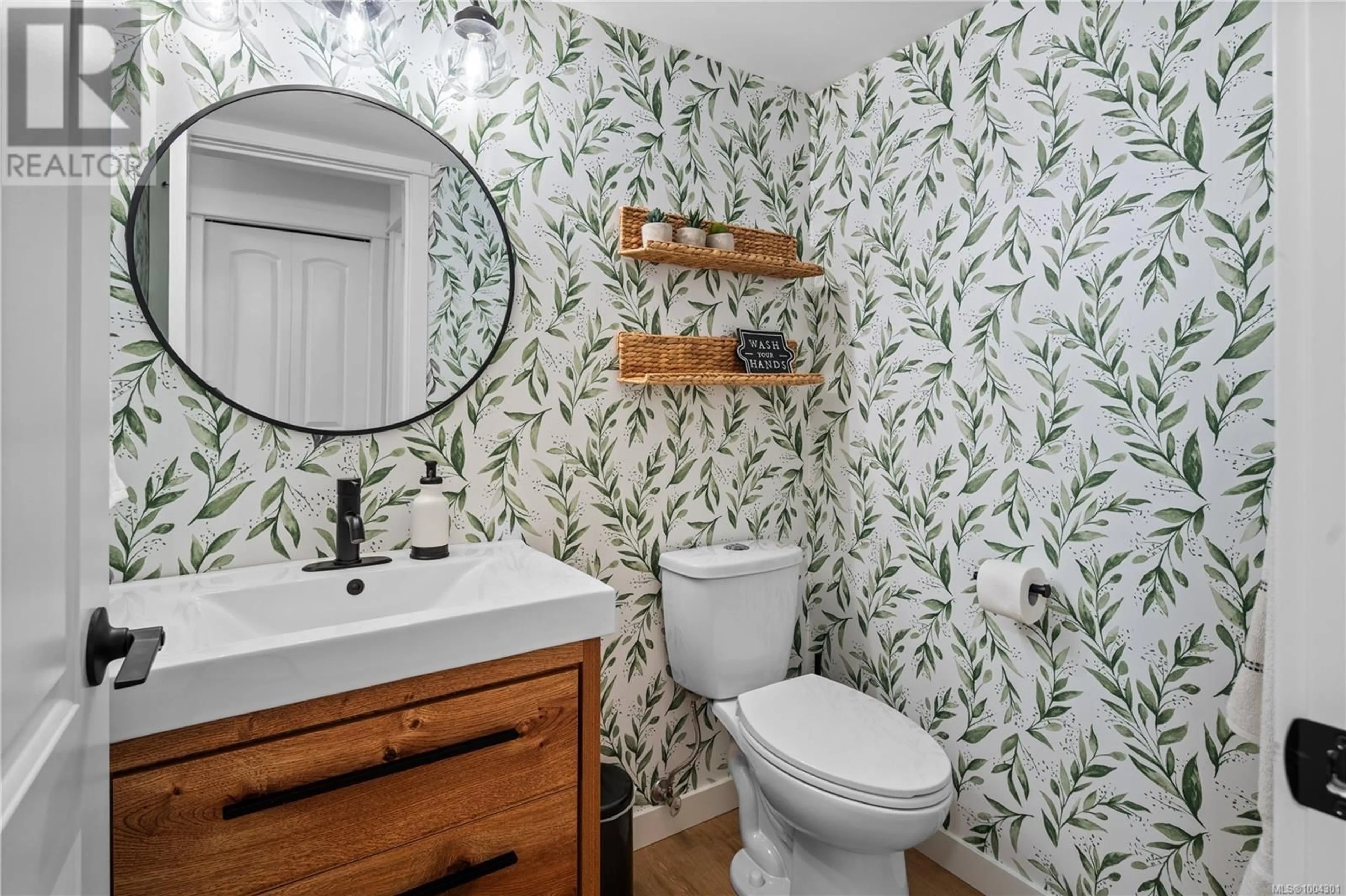 Standard bathroom, ceramic/tile floor for 220 - 2245 JAMES WHITE BOULEVARD, Sidney British Columbia V8L1Z5