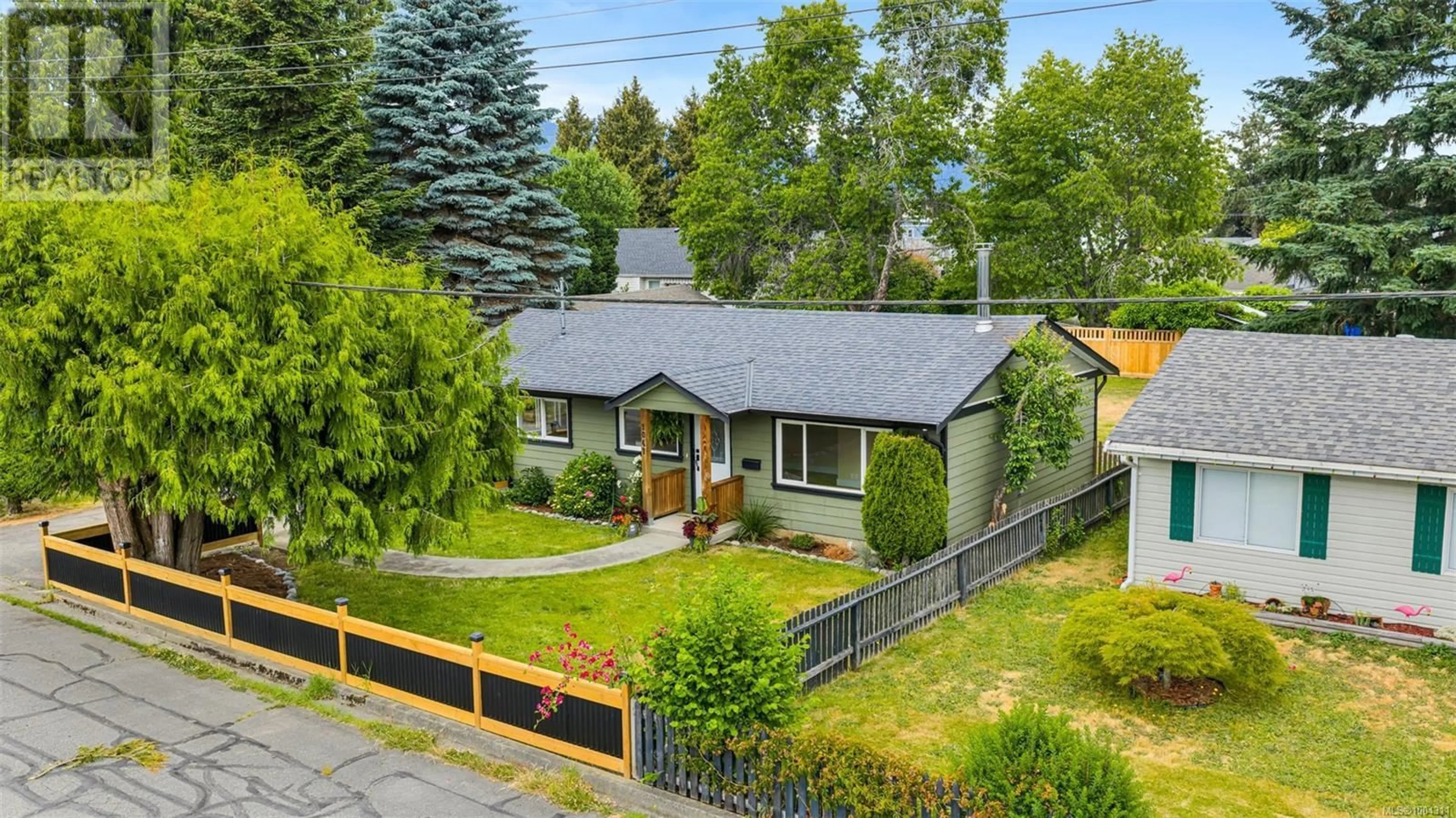 A pic from outside/outdoor area/front of a property/back of a property/a pic from drone, street for 1041 CHASTER STREET, Duncan British Columbia V9L2K8