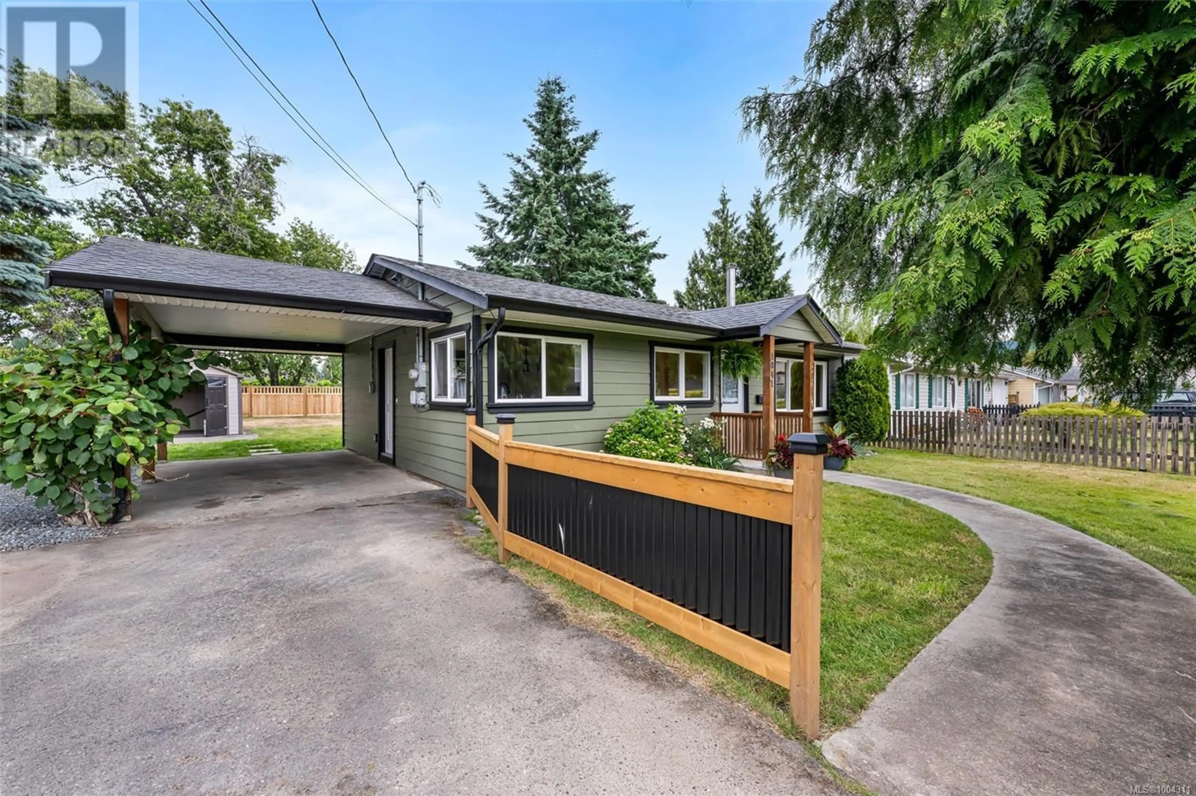 A pic from outside/outdoor area/front of a property/back of a property/a pic from drone, street for 1041 CHASTER STREET, Duncan British Columbia V9L2K8