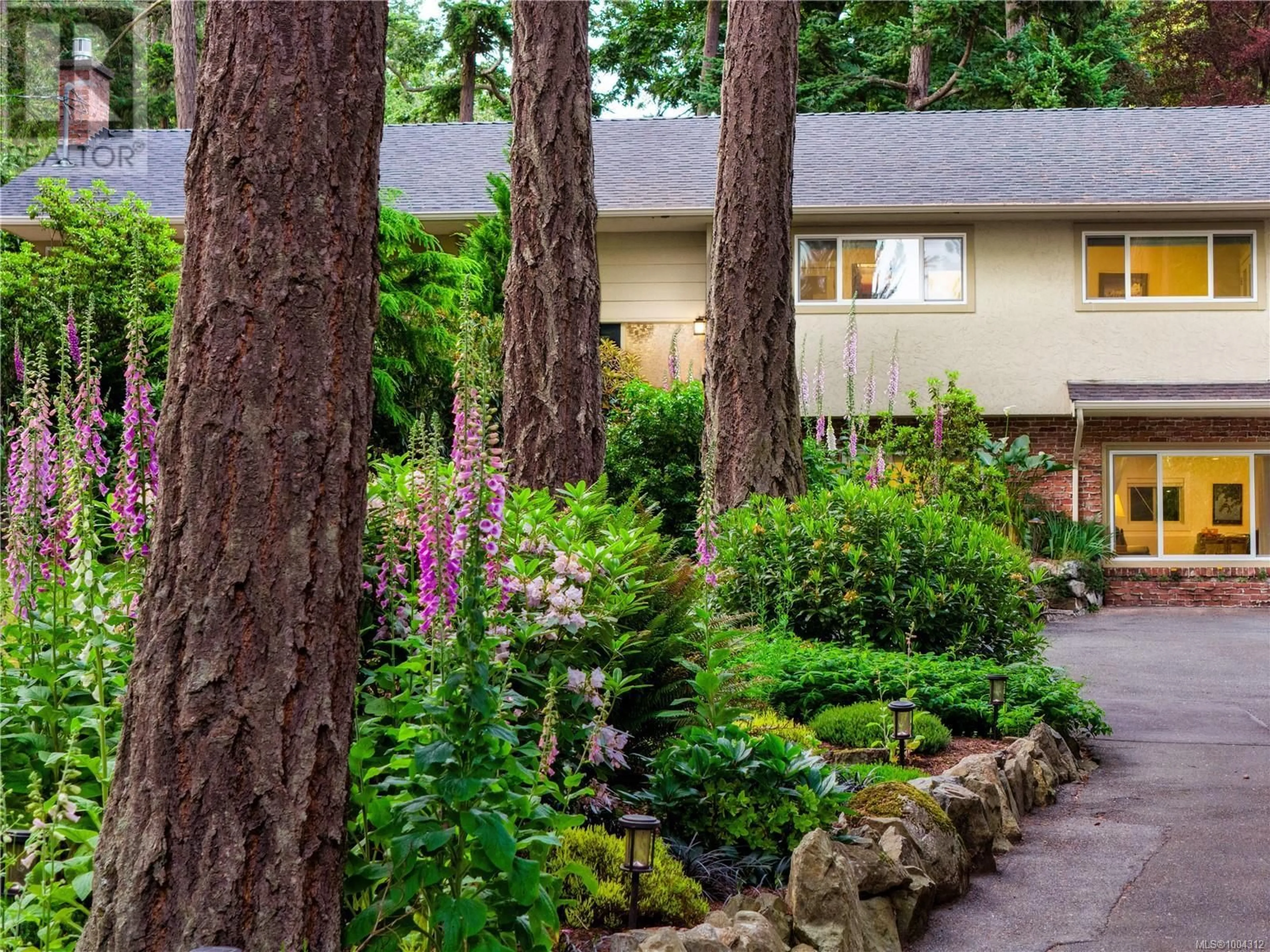 Unknown for 2914 TUDOR AVENUE, Saanich British Columbia V8N1M1