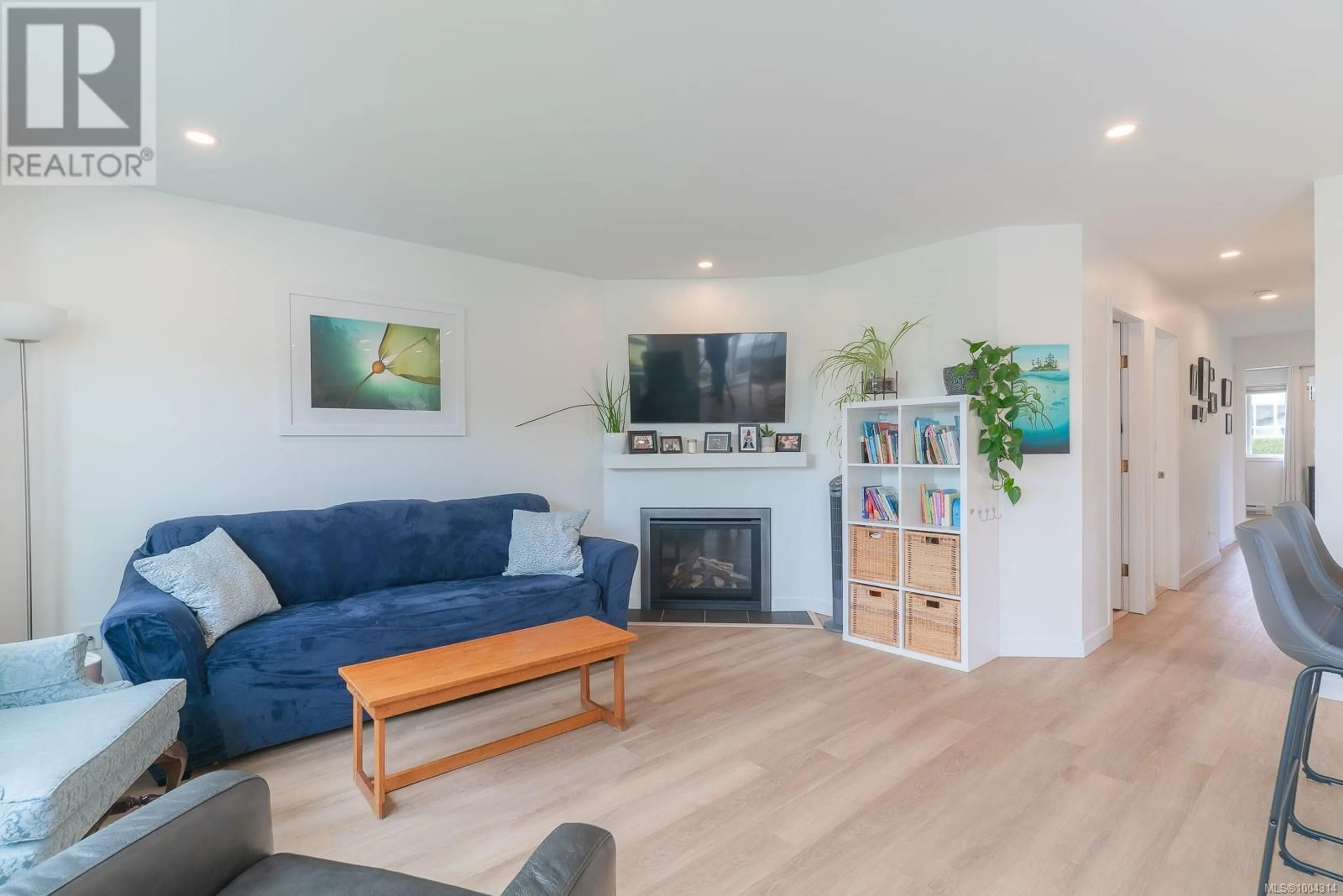 Living room with furniture, wood/laminate floor for 48 - 6245 BLUEBACK ROAD, Nanaimo British Columbia V9V1N7