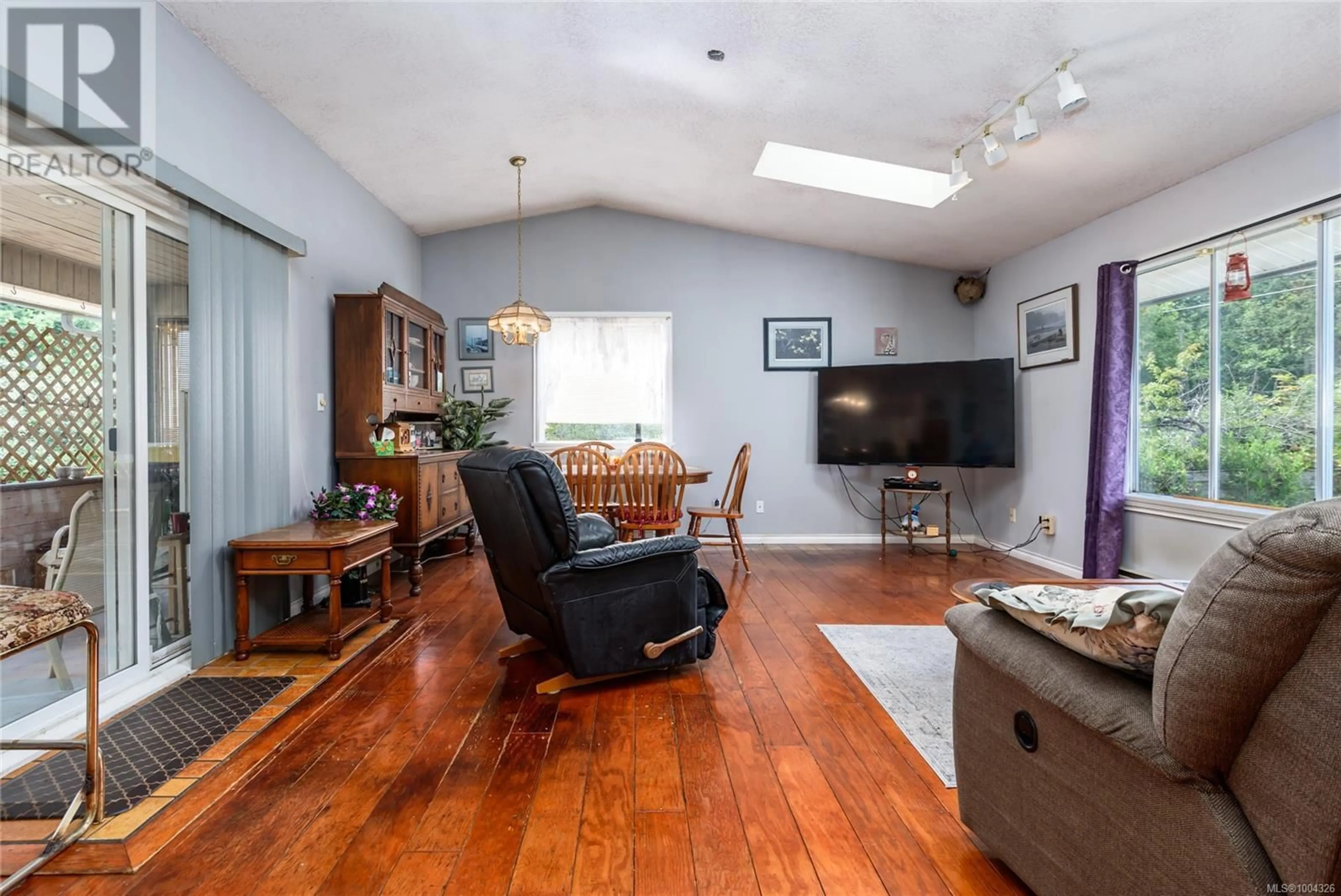Living room with furniture, wood/laminate floor for 2186 WAVELAND ROAD, Courtenay British Columbia V9J1X8