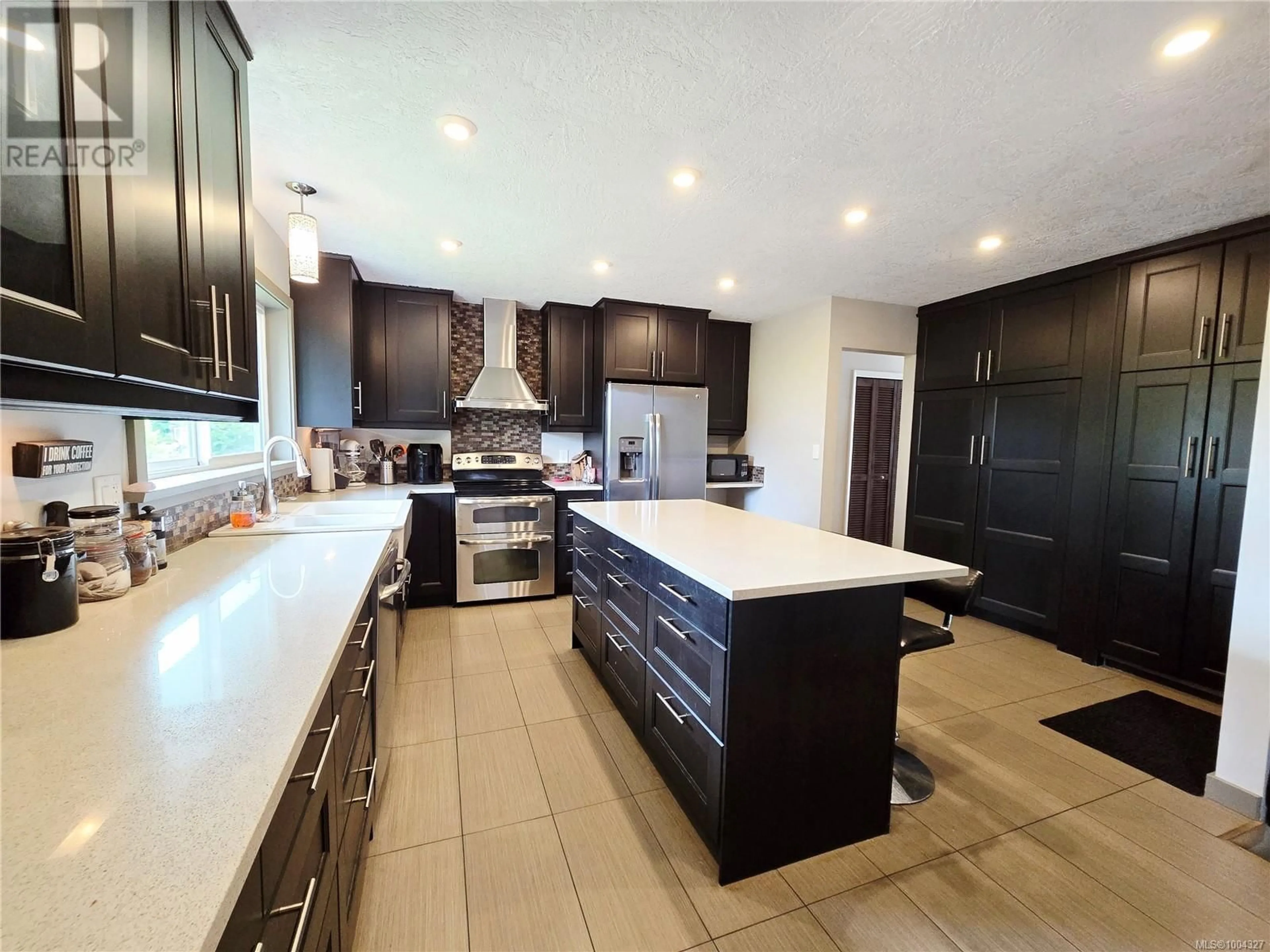 Open concept kitchen, ceramic/tile floor for 6315 ROBIN WAY, Central Saanich British Columbia V8Z5Y2