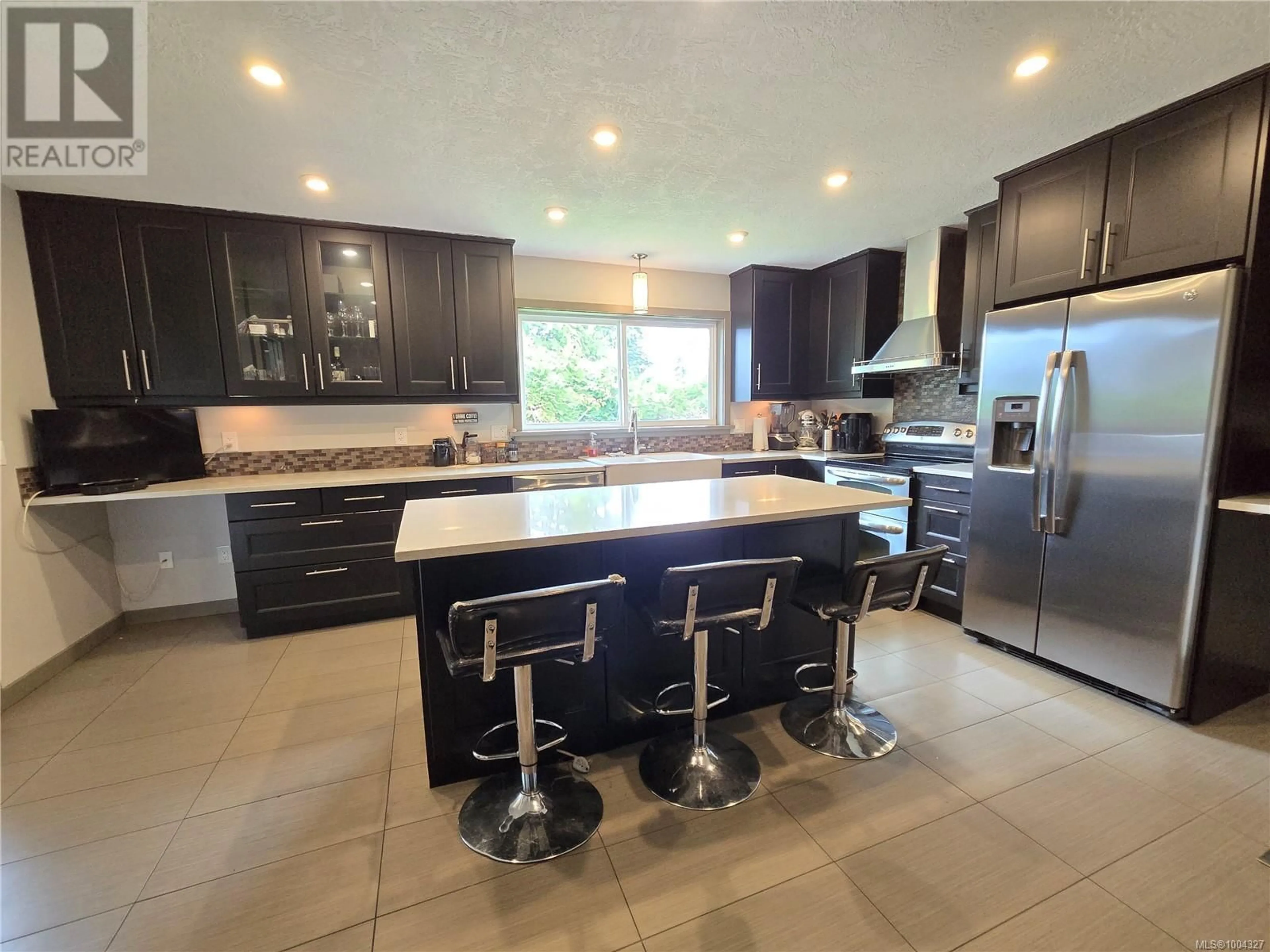 Contemporary kitchen, ceramic/tile floor for 6315 ROBIN WAY, Central Saanich British Columbia V8Z5Y2