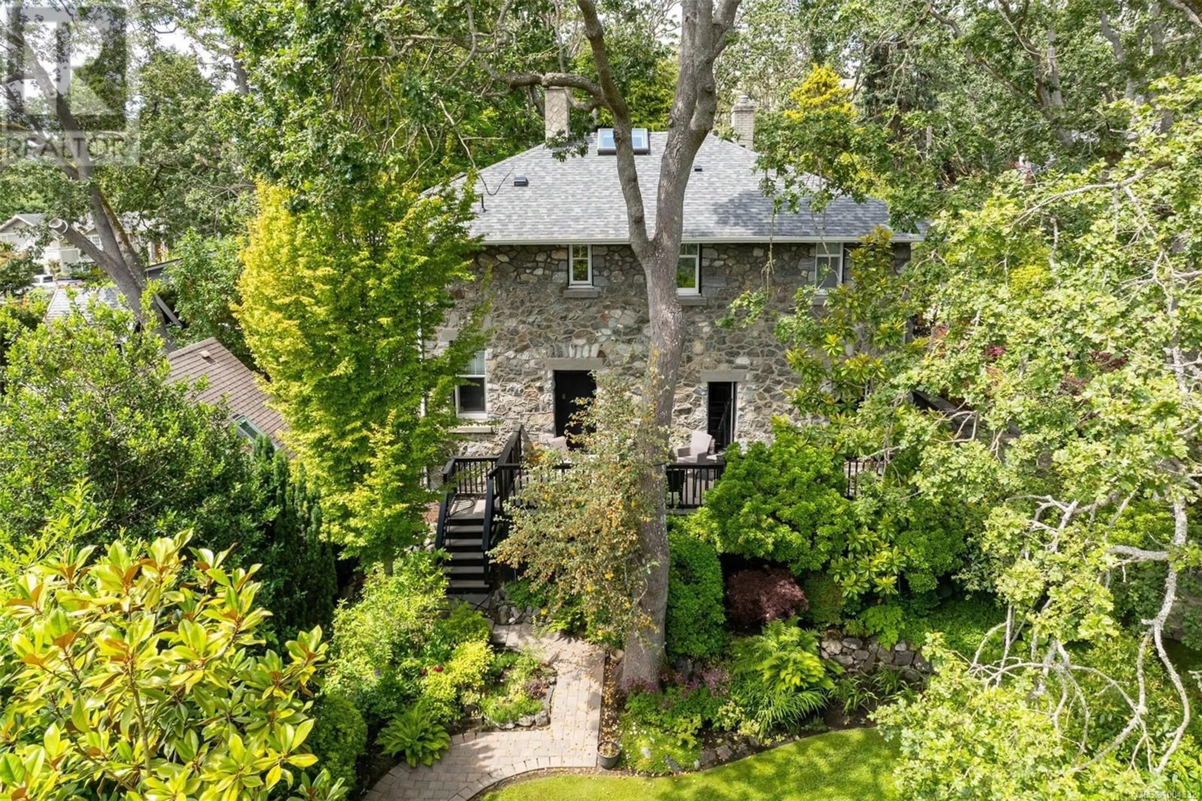 A pic from outside/outdoor area/front of a property/back of a property/a pic from drone, unknown for 2088 FALKLAND PLACE, Oak Bay British Columbia V8S4M5