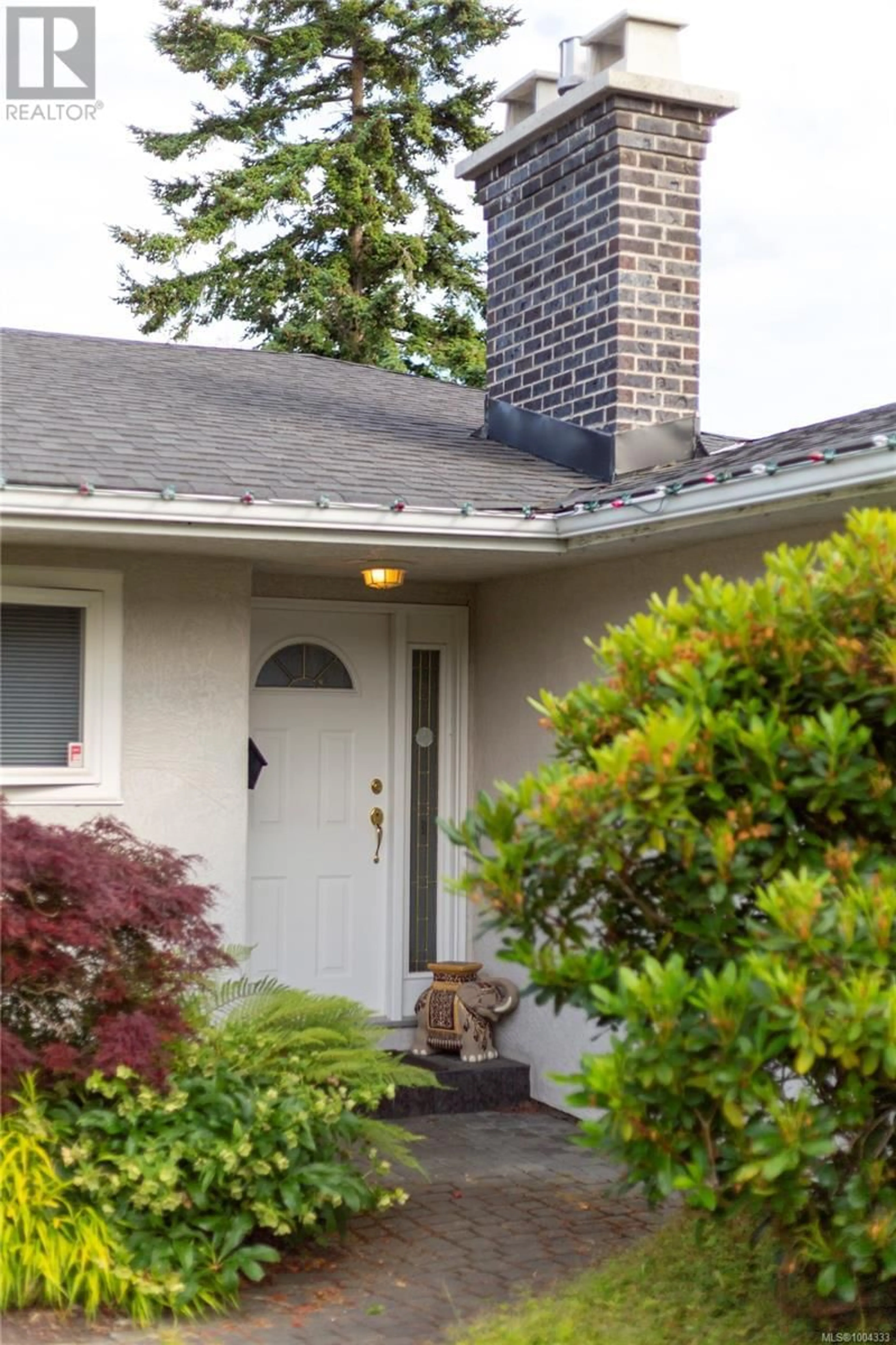 Home with vinyl exterior material, street for 3045 LARKDOWNE ROAD, Oak Bay British Columbia V8R5N3
