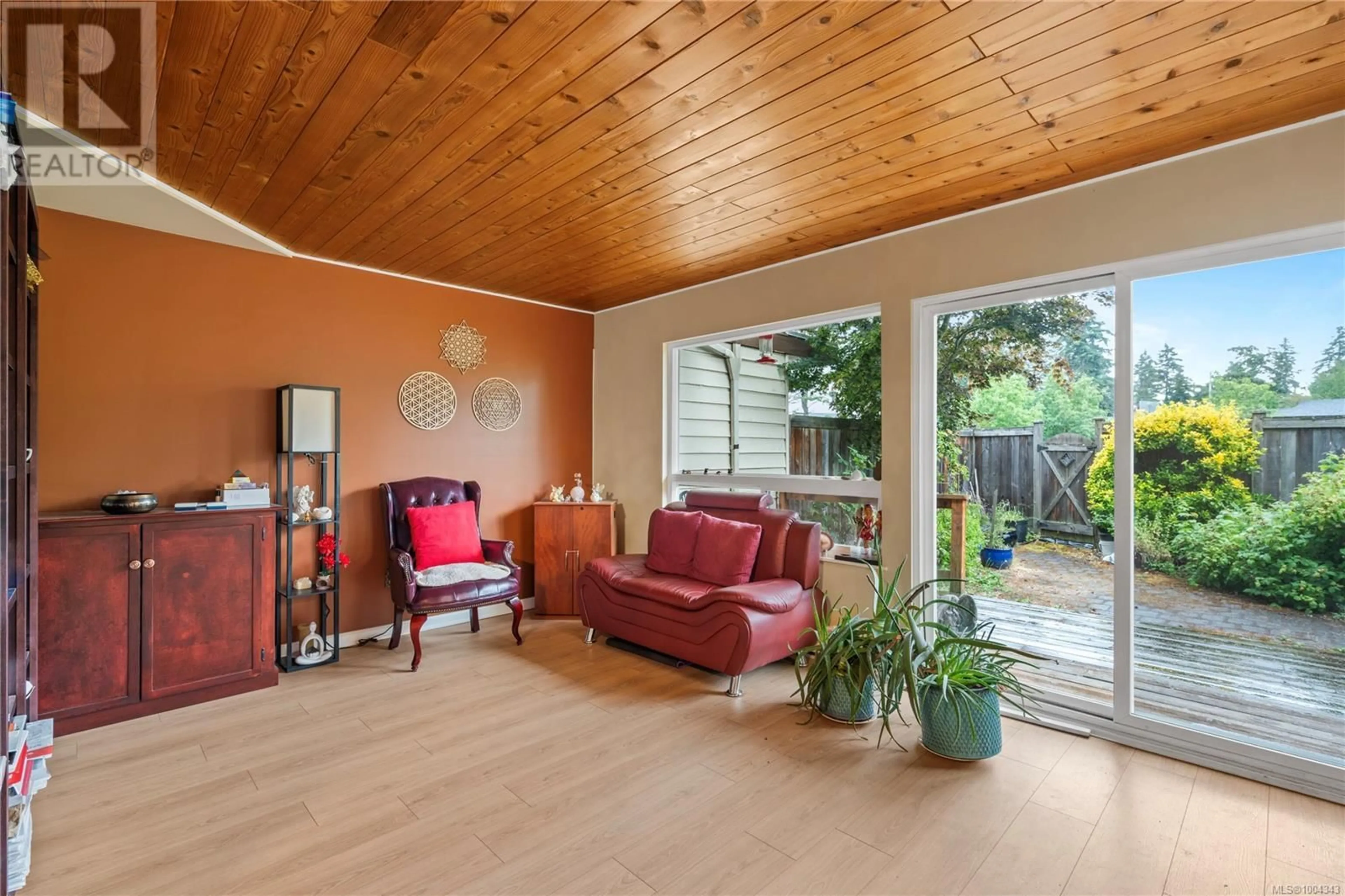 Living room with furniture, wood/laminate floor for 16 - 267 CORFIELD STREET, Parksville British Columbia V9P0A8