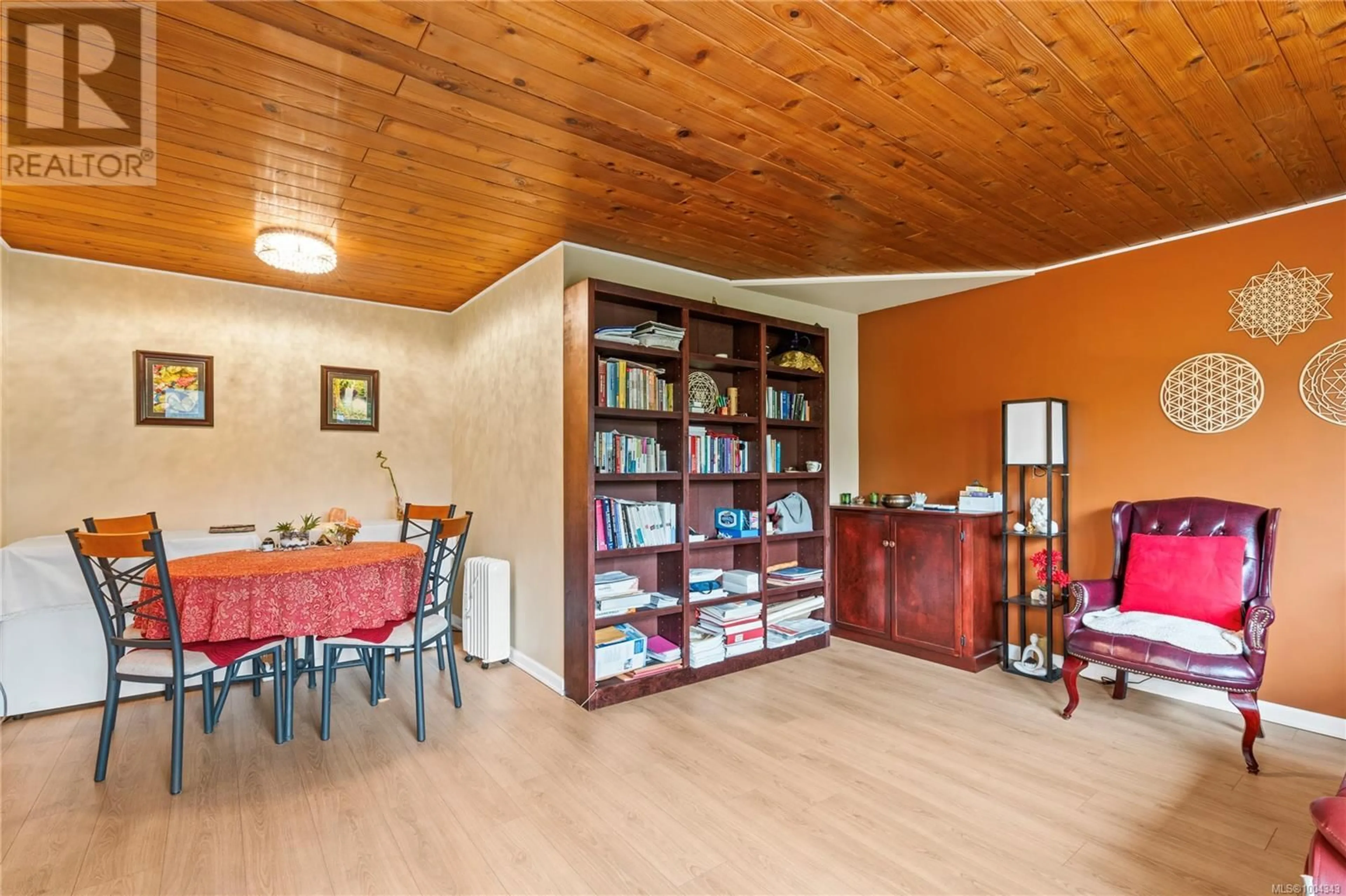 Dining room, wood/laminate floor for 16 - 267 CORFIELD STREET, Parksville British Columbia V9P0A8