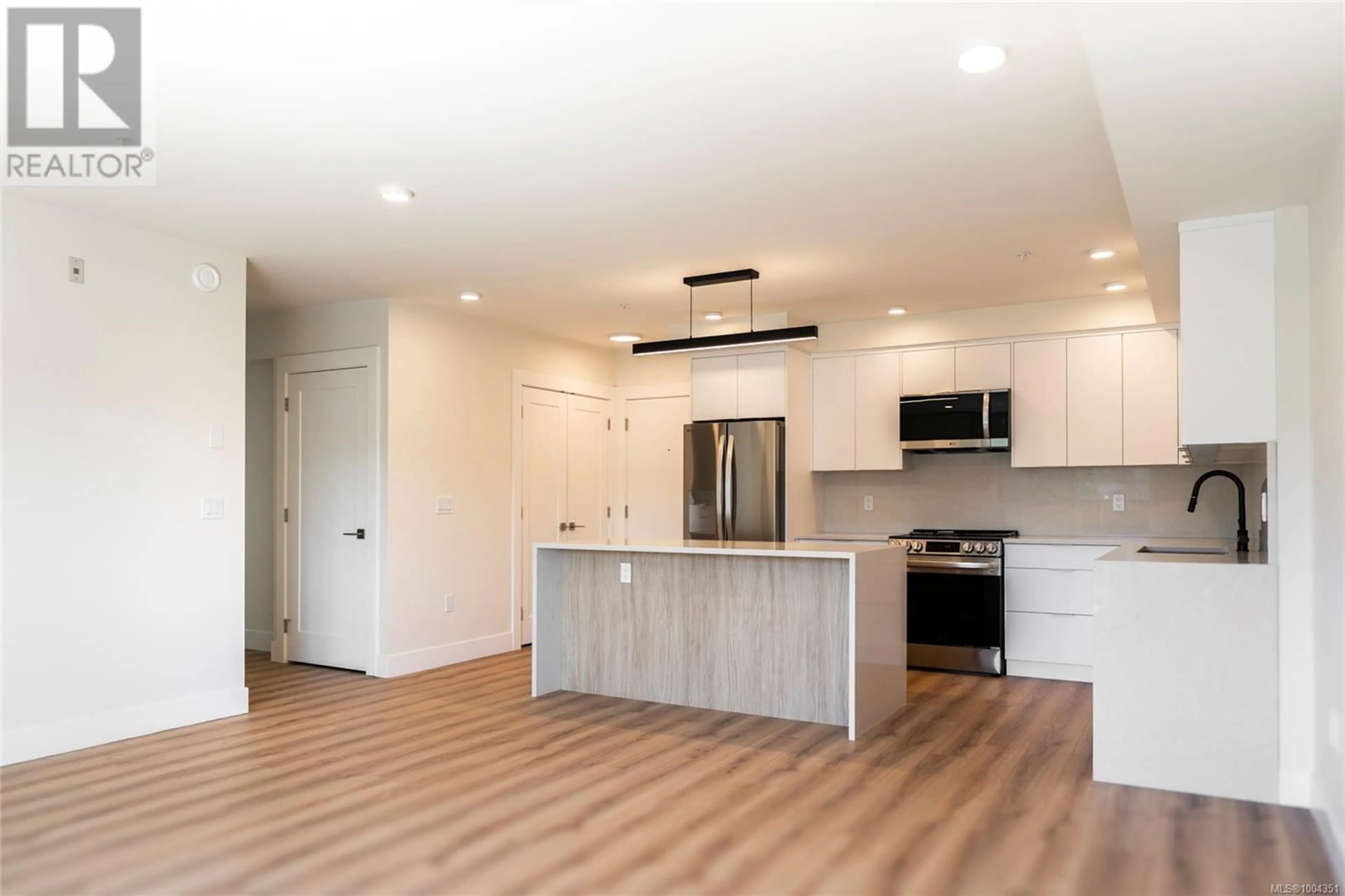 Open concept kitchen, wood/laminate floor for 507 - 45 HALIBURTON STREET, Nanaimo British Columbia V9R4V6
