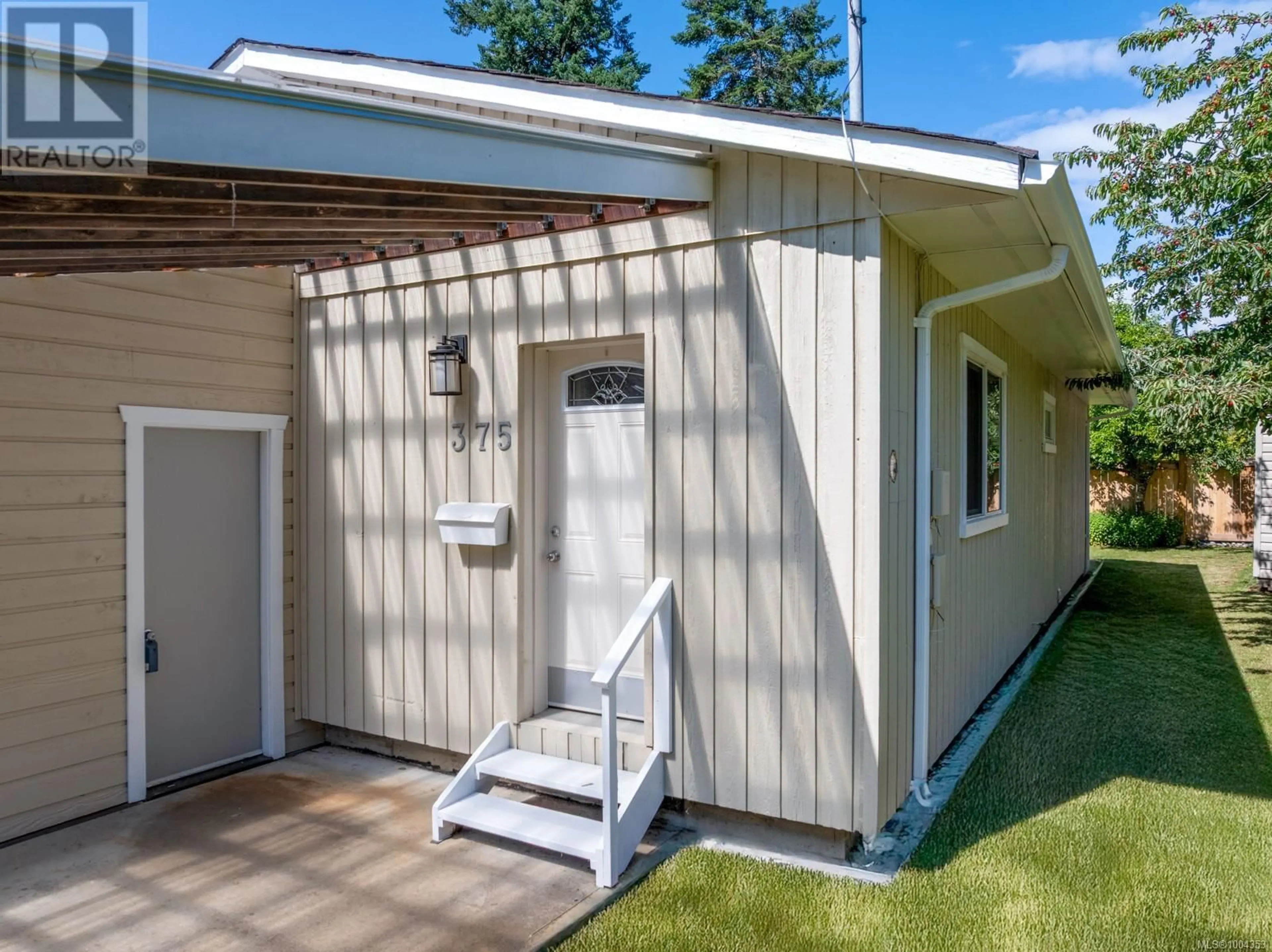 Home with vinyl exterior material, street for 375 CHURCH STREET, Comox British Columbia V9M2C1