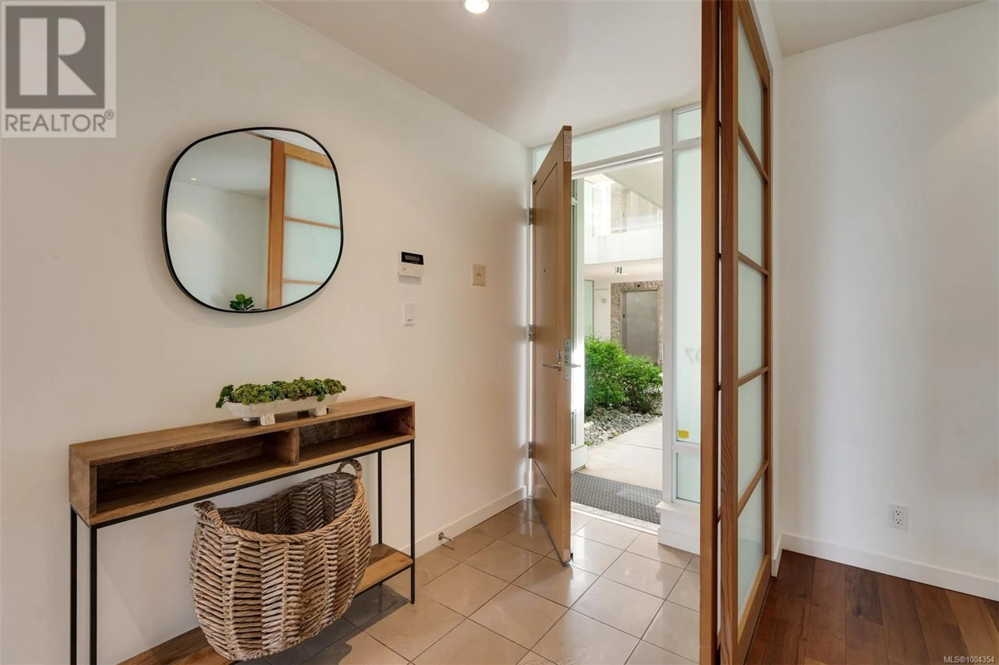 Indoor entryway for 107 - 68 SONGHEES ROAD, Victoria British Columbia V9A0A3