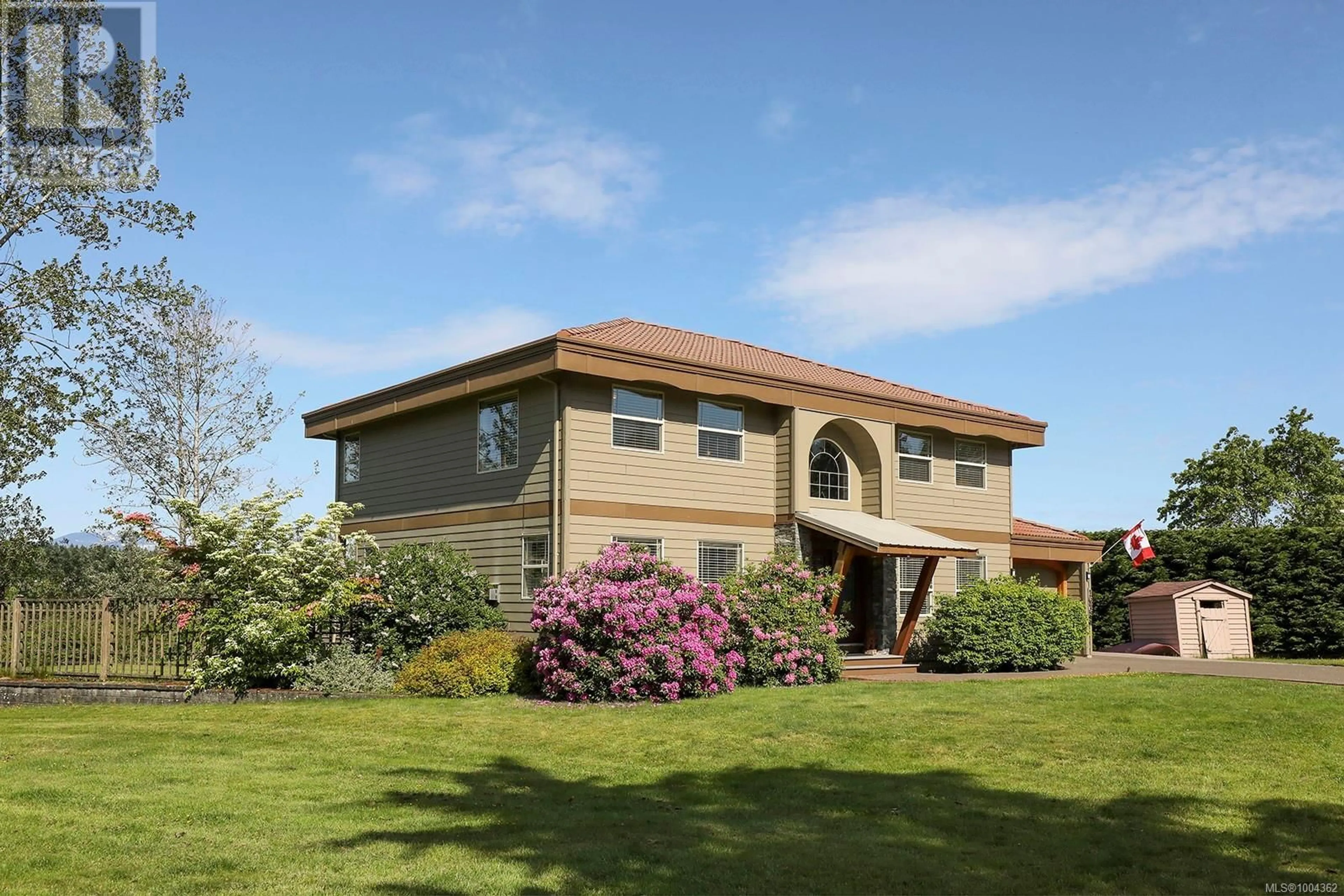 Home with vinyl exterior material, building for 1675 CHESTER PLACE, Comox British Columbia V9M1A9