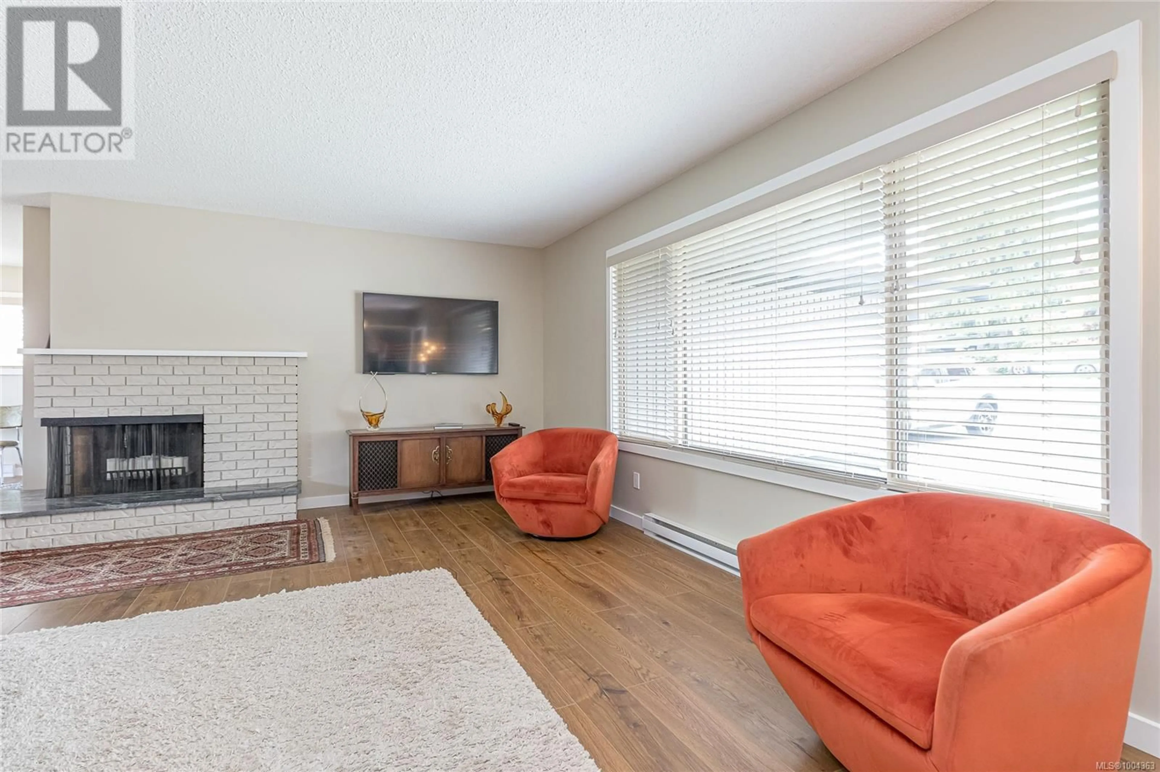 Living room with furniture, wood/laminate floor for 93 CILAIRE DRIVE, Nanaimo British Columbia V9S3C9