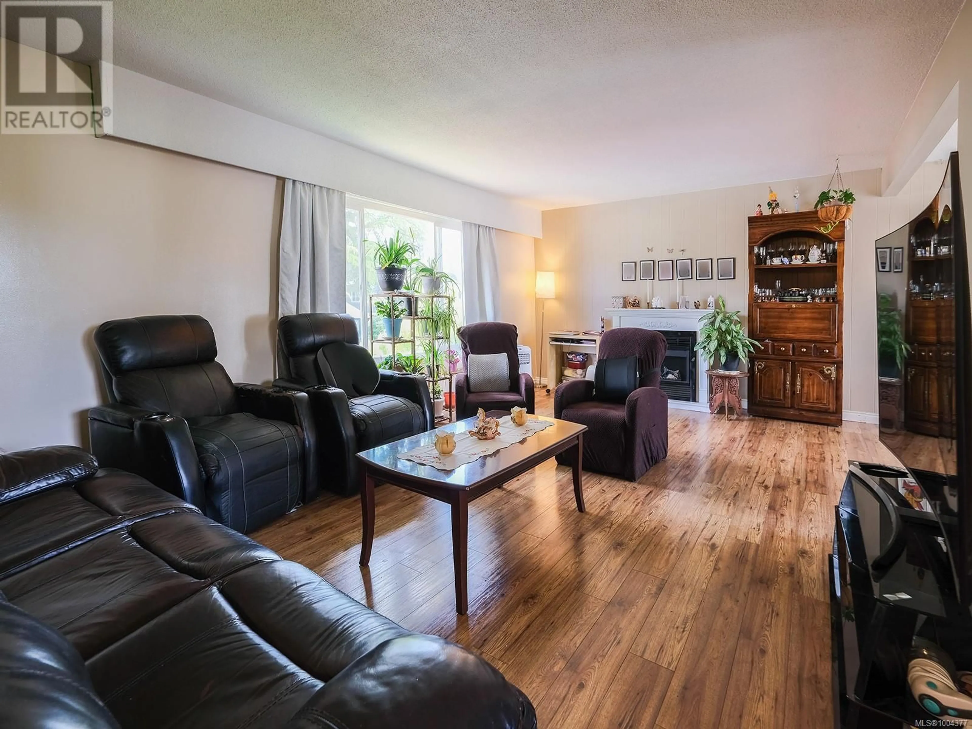 Living room with furniture, wood/laminate floor for 1071 TRUNK ROAD, Duncan British Columbia V9L2S4