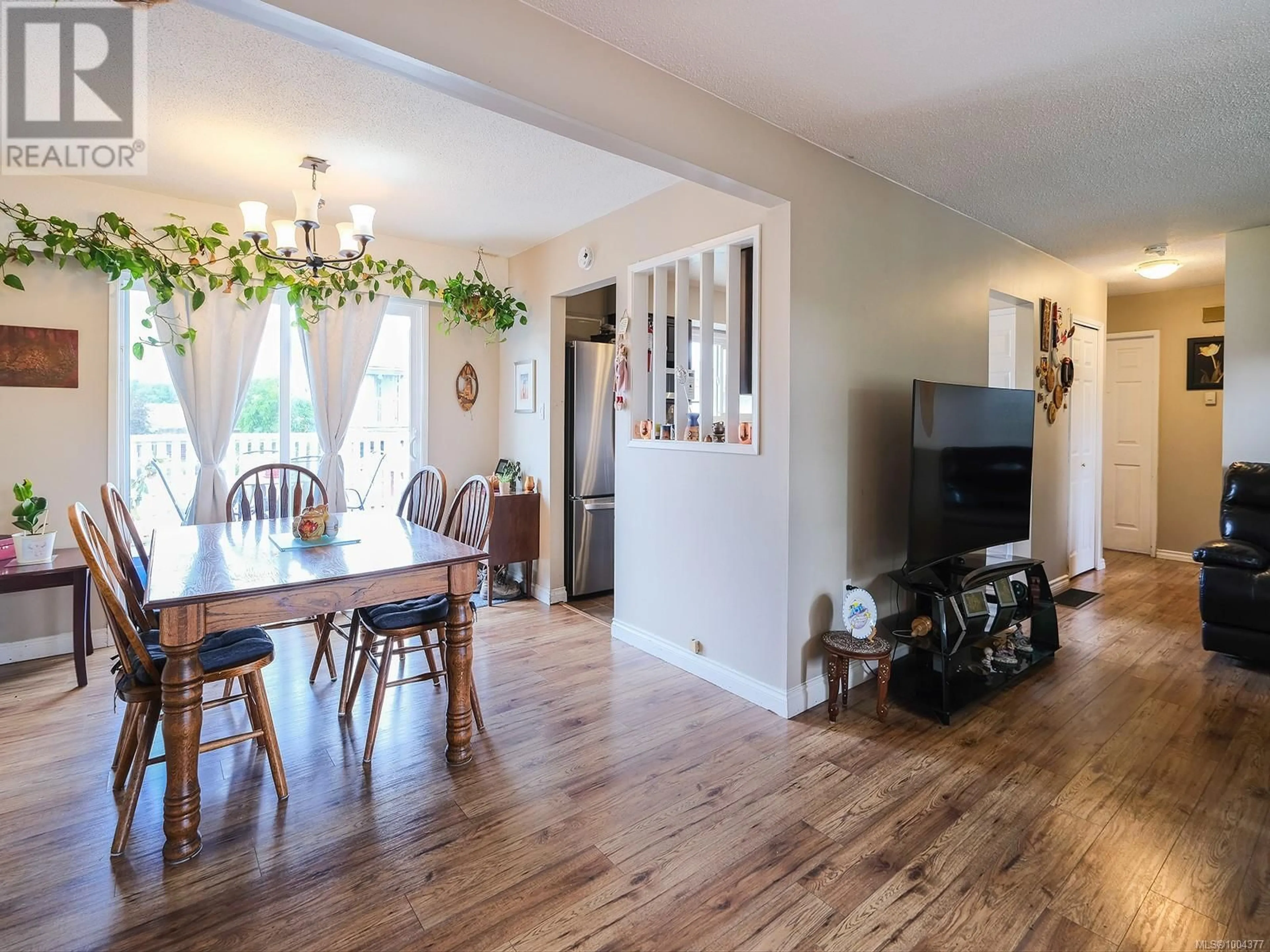 Dining room, wood/laminate floor for 1071 TRUNK ROAD, Duncan British Columbia V9L2S4