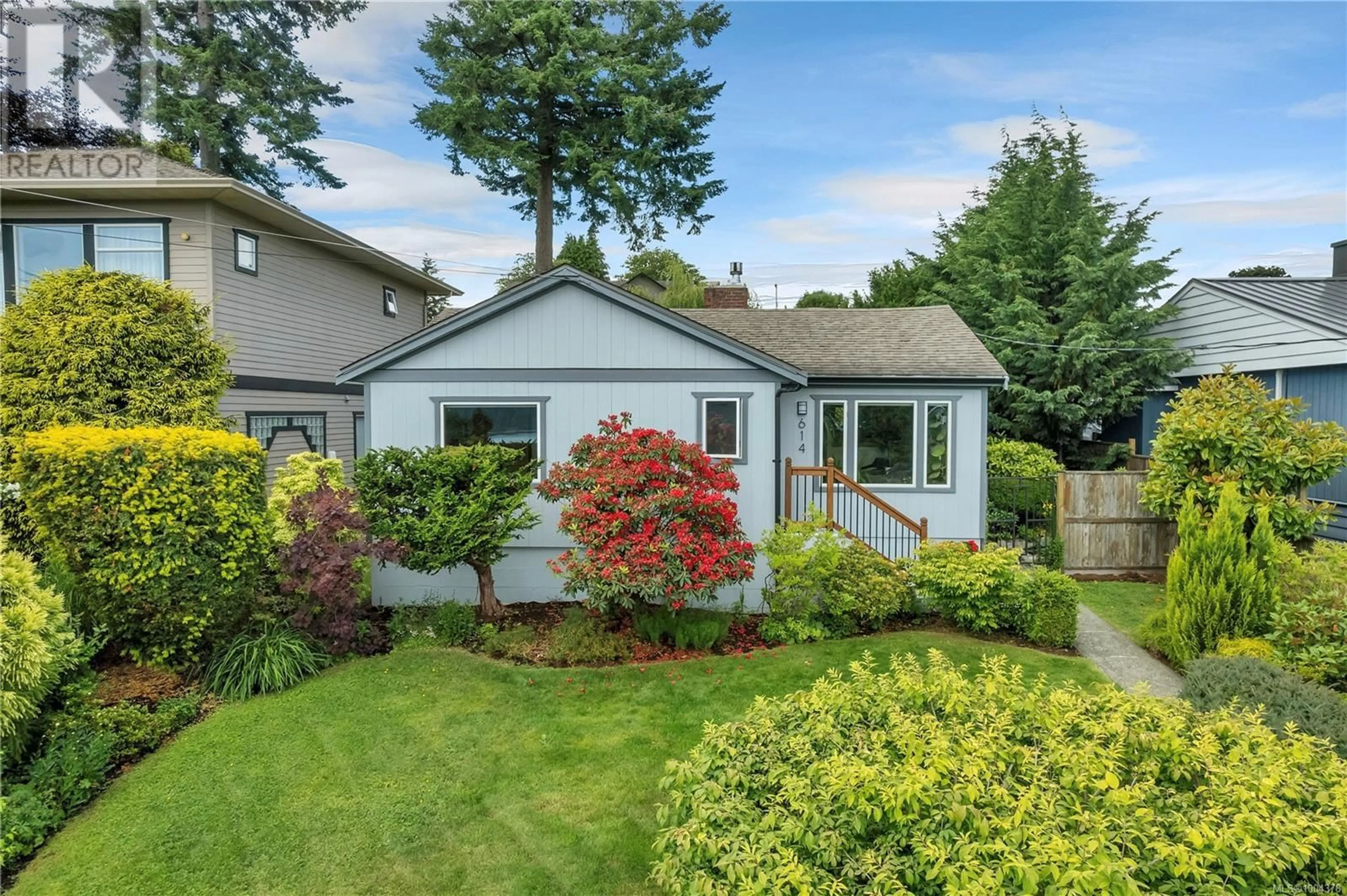 A pic from outside/outdoor area/front of a property/back of a property/a pic from drone, street for 614 BIRCH STREET, Campbell River British Columbia V9W2T1