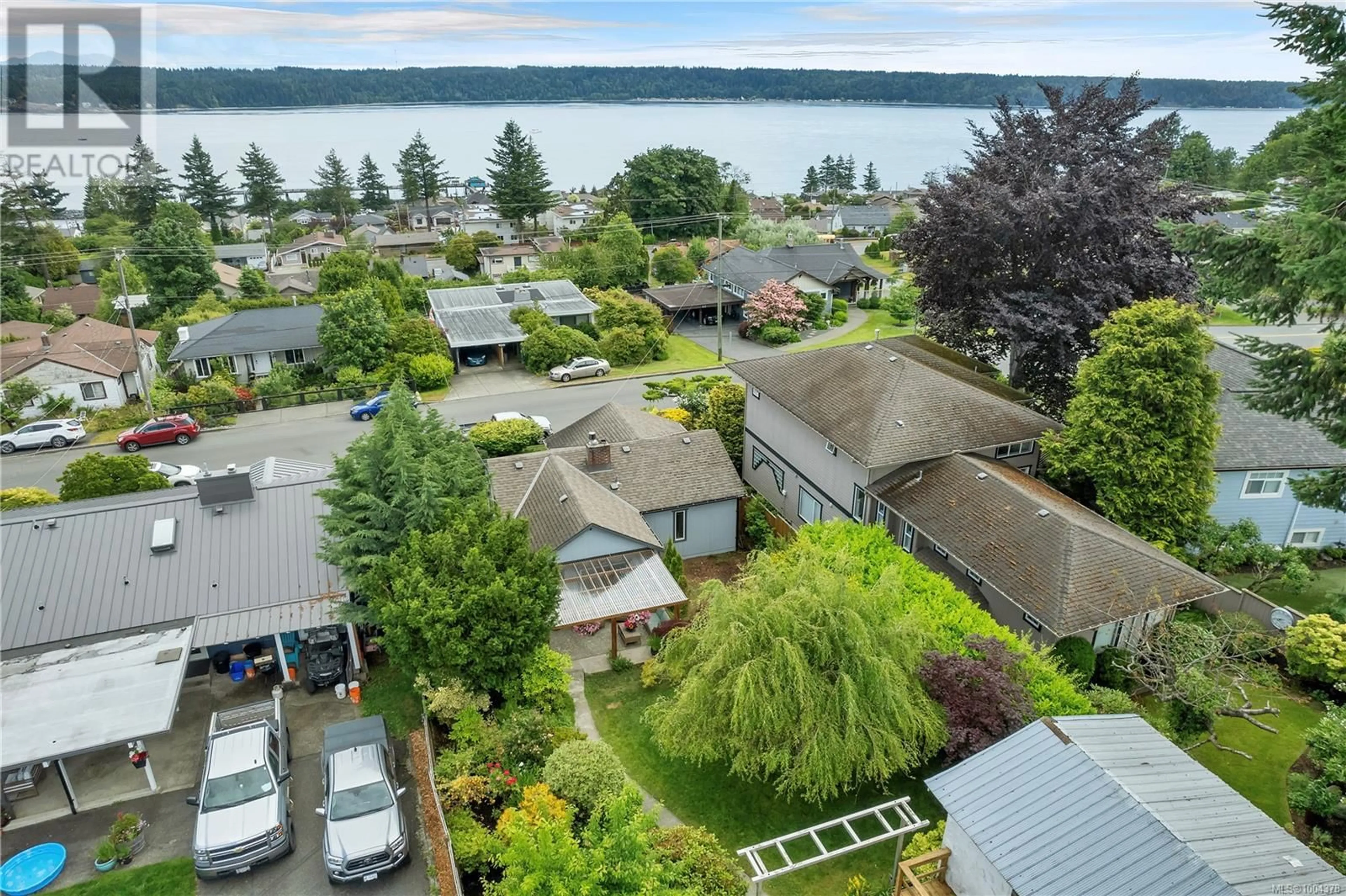 A pic from outside/outdoor area/front of a property/back of a property/a pic from drone, water/lake/river/ocean view for 614 BIRCH STREET, Campbell River British Columbia V9W2T1