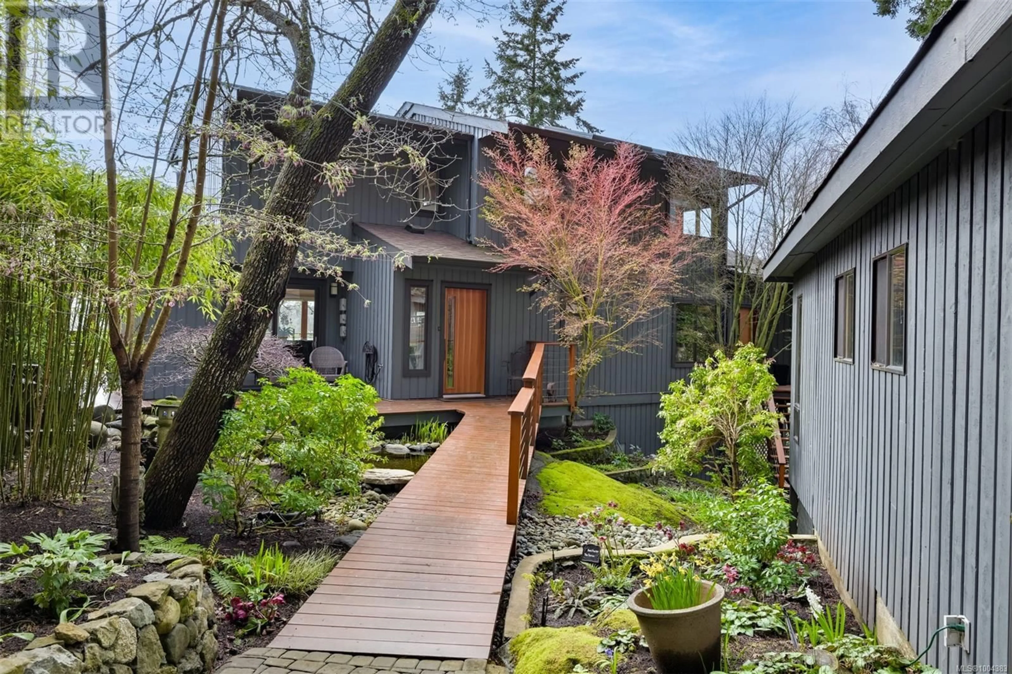 Patio, street for 2767 TUDOR AVENUE, Saanich British Columbia V8N1L6