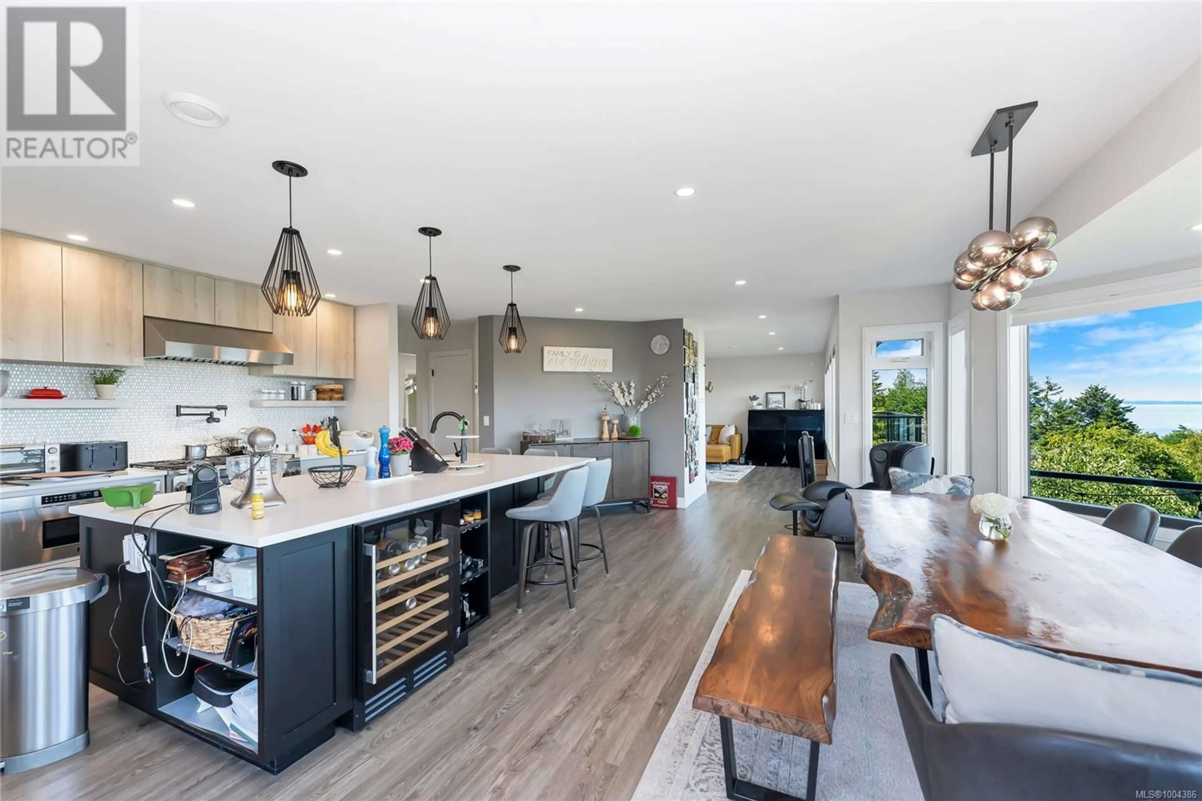 Open concept kitchen, unknown for 972 SEAPEARL PLACE, Saanich British Columbia V8Y2X2