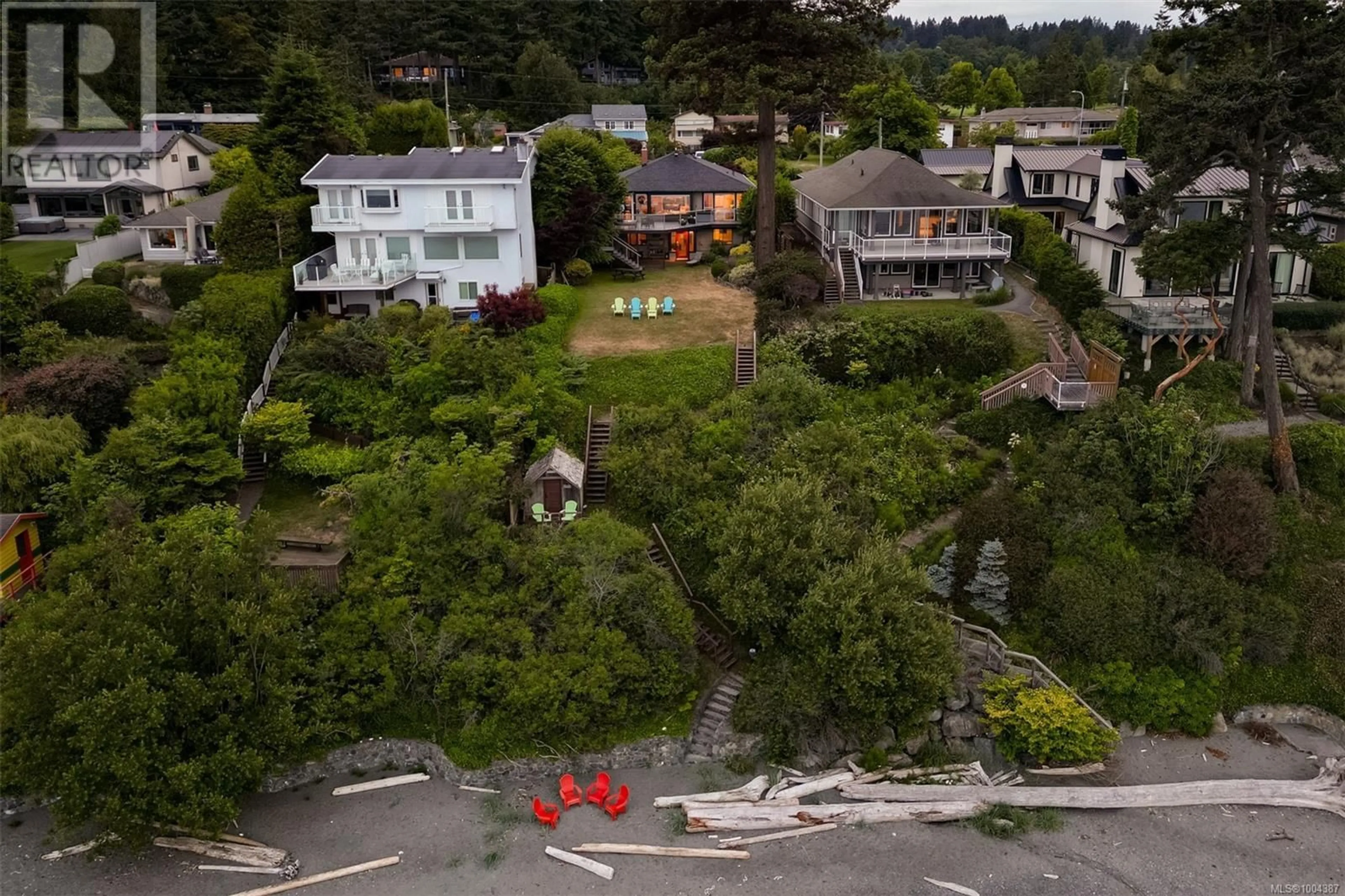 A pic from outside/outdoor area/front of a property/back of a property/a pic from drone, unknown for 5299 PARKER AVENUE, Saanich British Columbia V8Y2N1