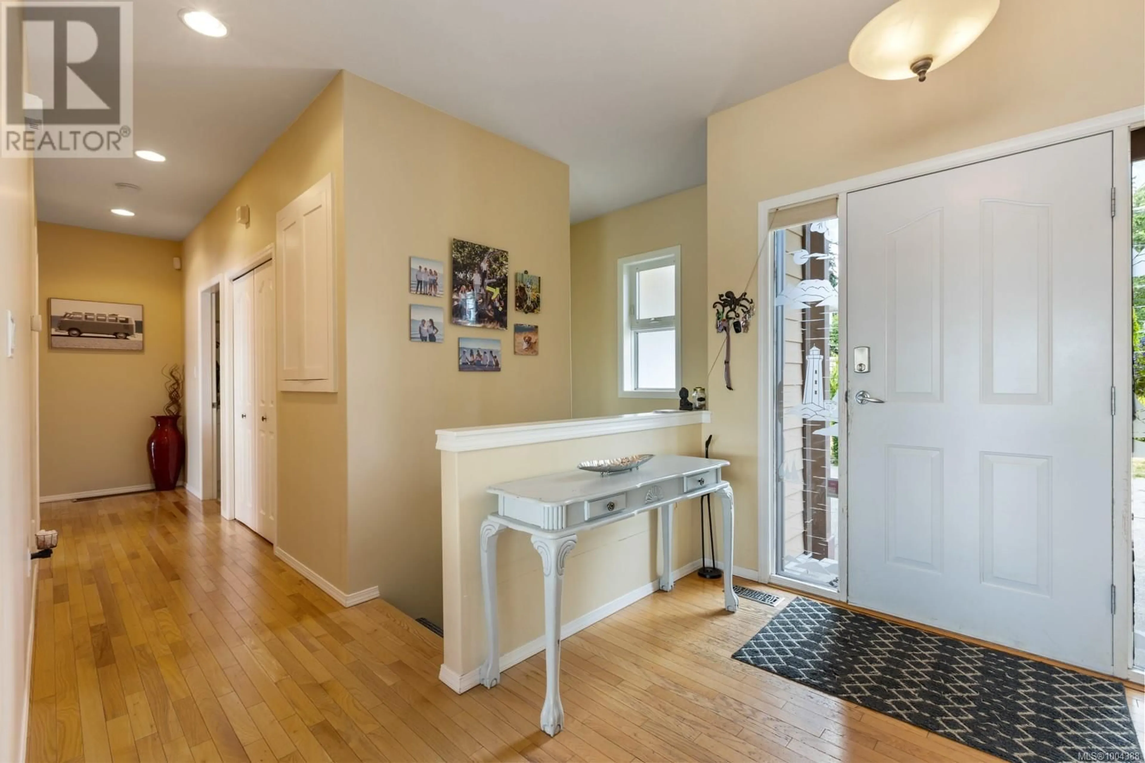 Indoor entryway for 6800 BUCKLEY BAY FRONTAGE ROAD, Fanny Bay British Columbia V0R1W0