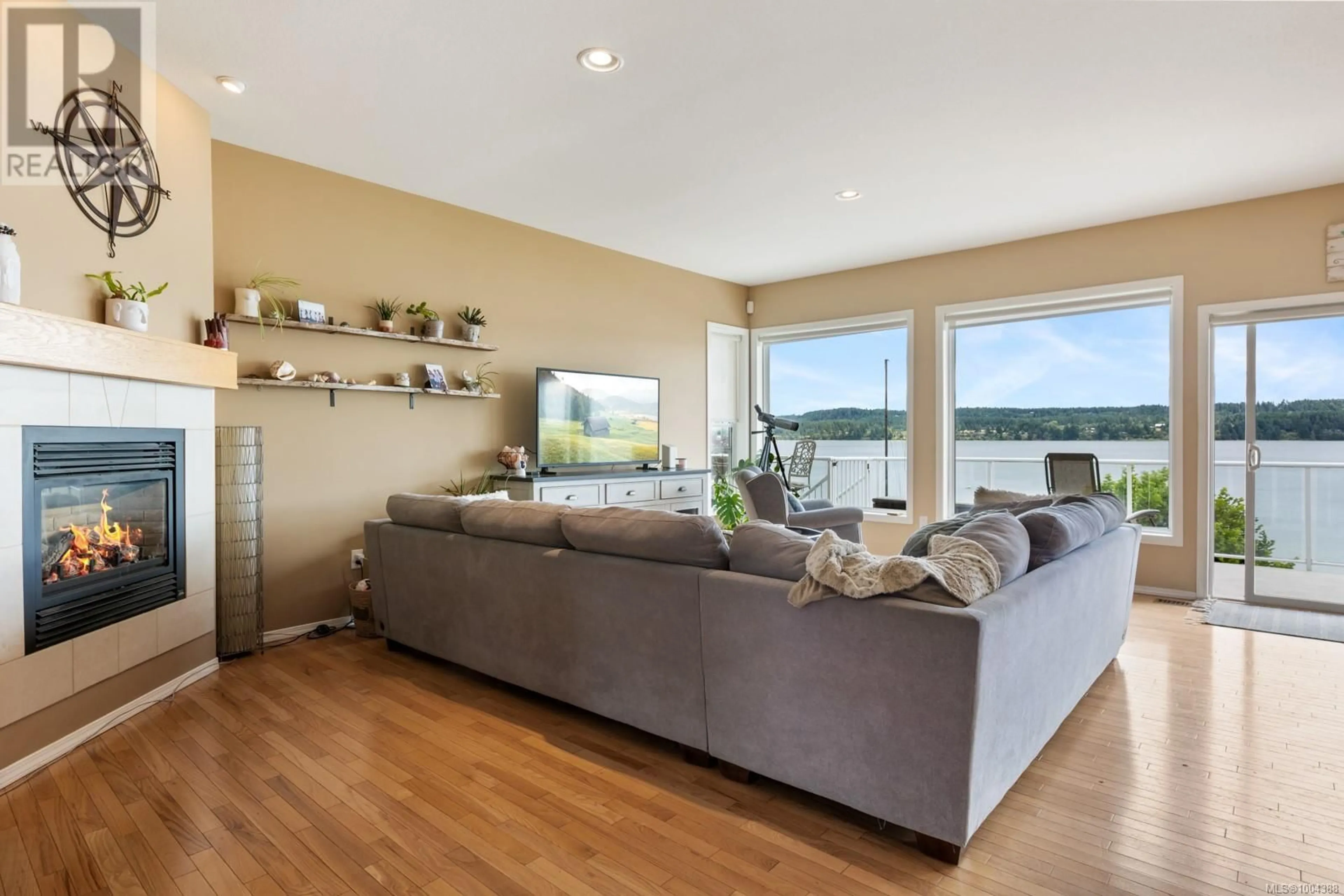 Living room with furniture, wood/laminate floor for 6800 BUCKLEY BAY FRONTAGE ROAD, Fanny Bay British Columbia V0R1W0