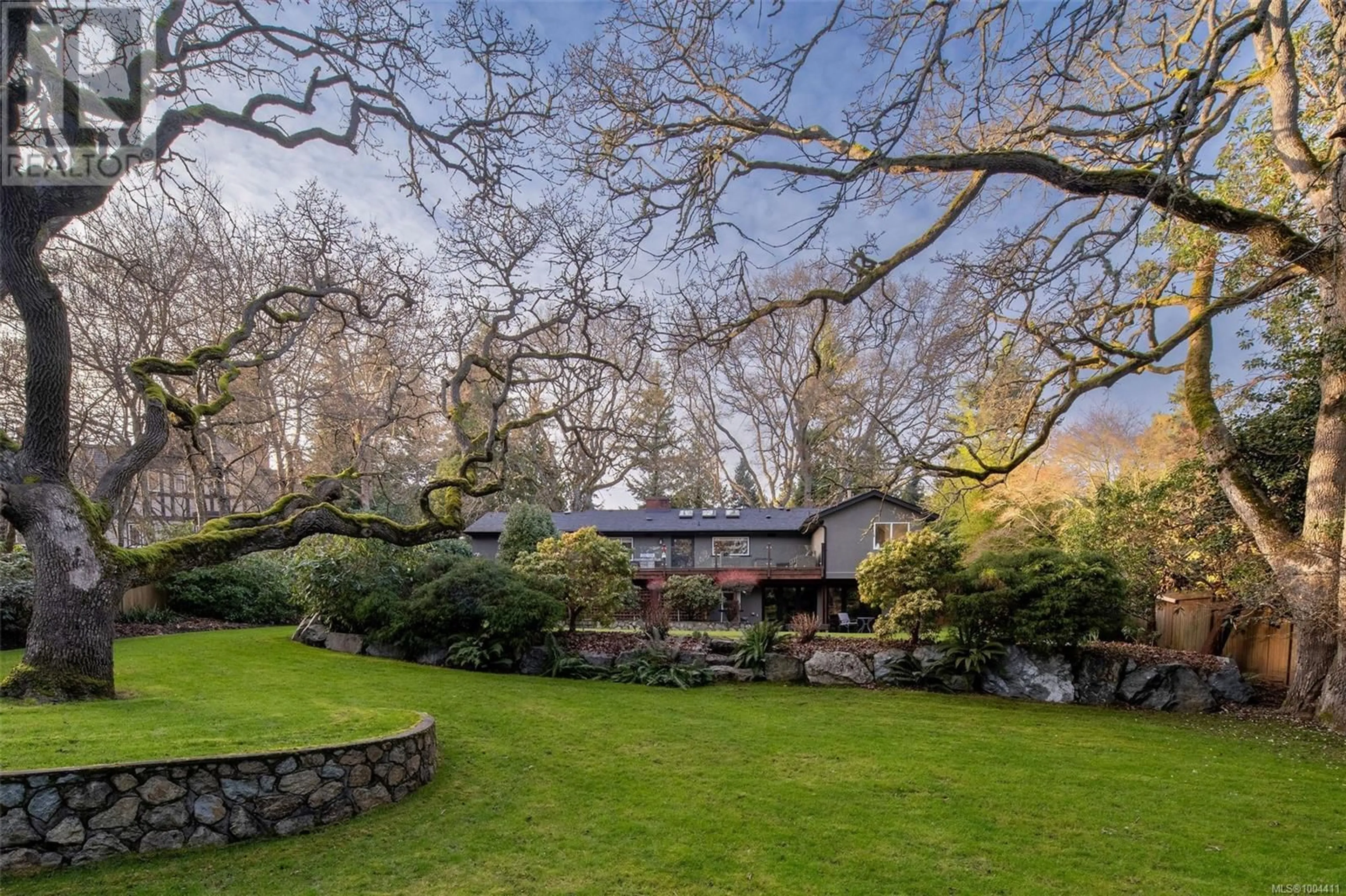 A pic from outside/outdoor area/front of a property/back of a property/a pic from drone, unknown for 3465 CADBORO BAY ROAD, Oak Bay British Columbia V8R5K7
